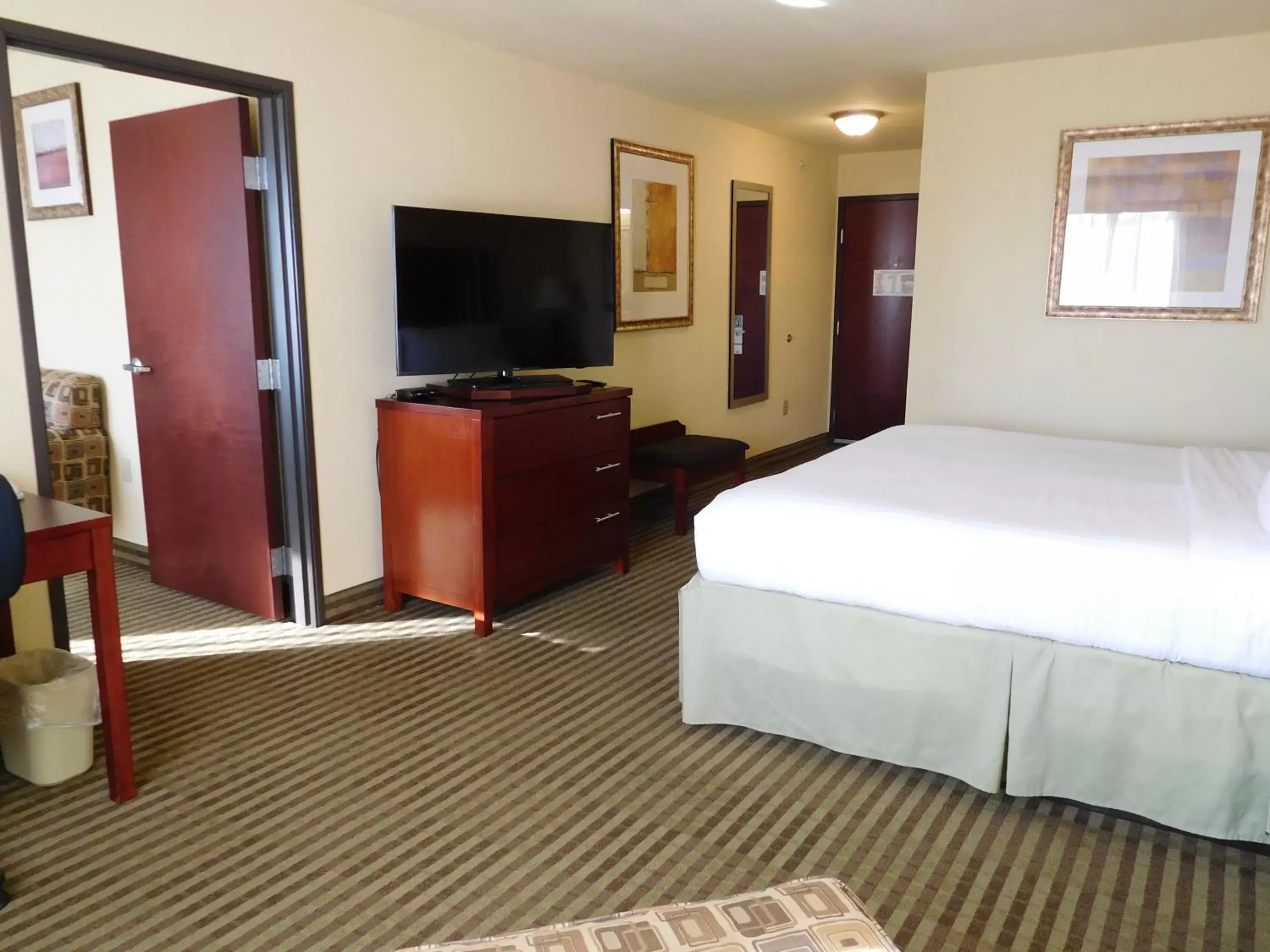 Photo of the whole room, Bed in Holiday Inn Express Ponca City, an IHG Hotel