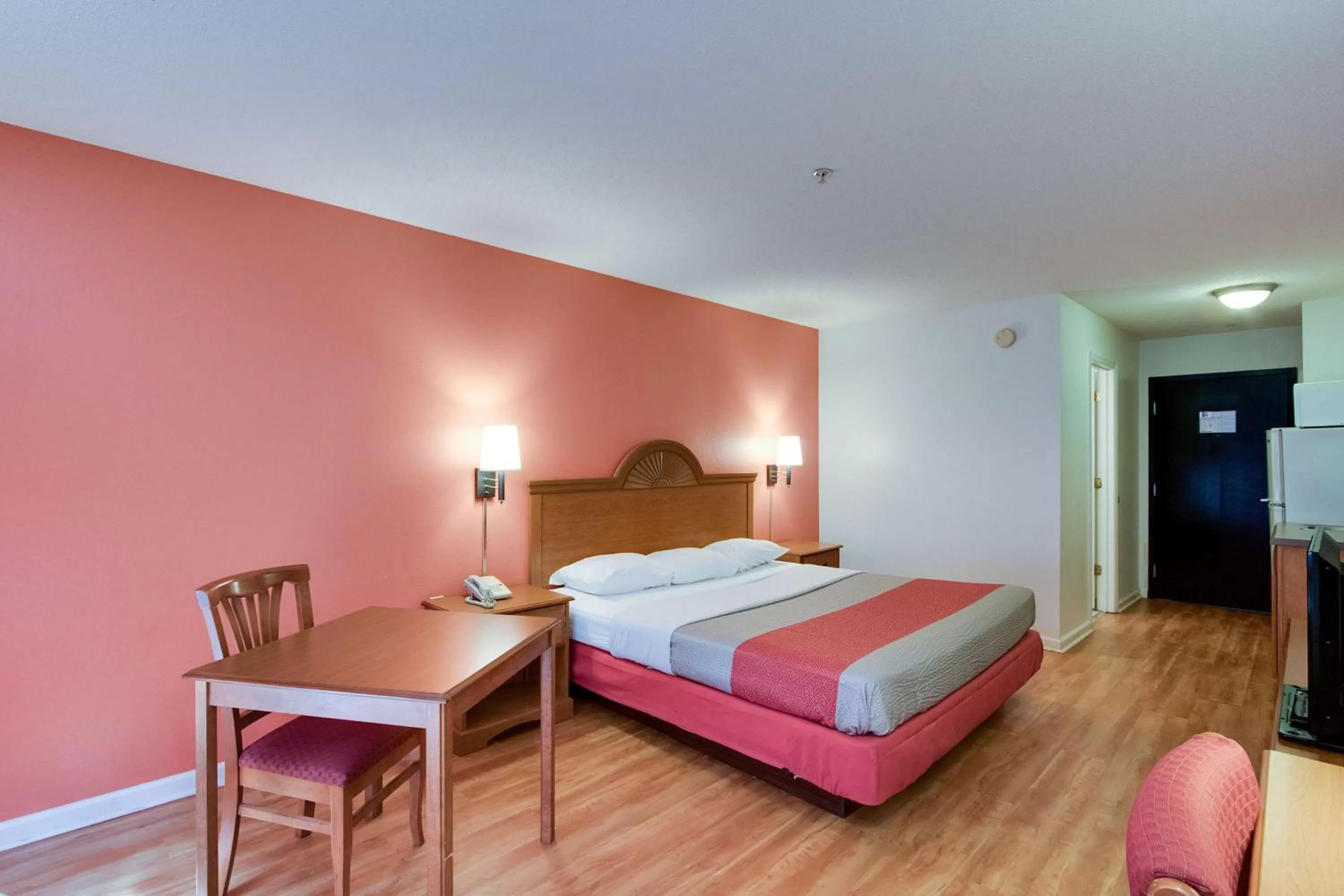 TV and multimedia, Bed in Motel 6-Hinesville, GA