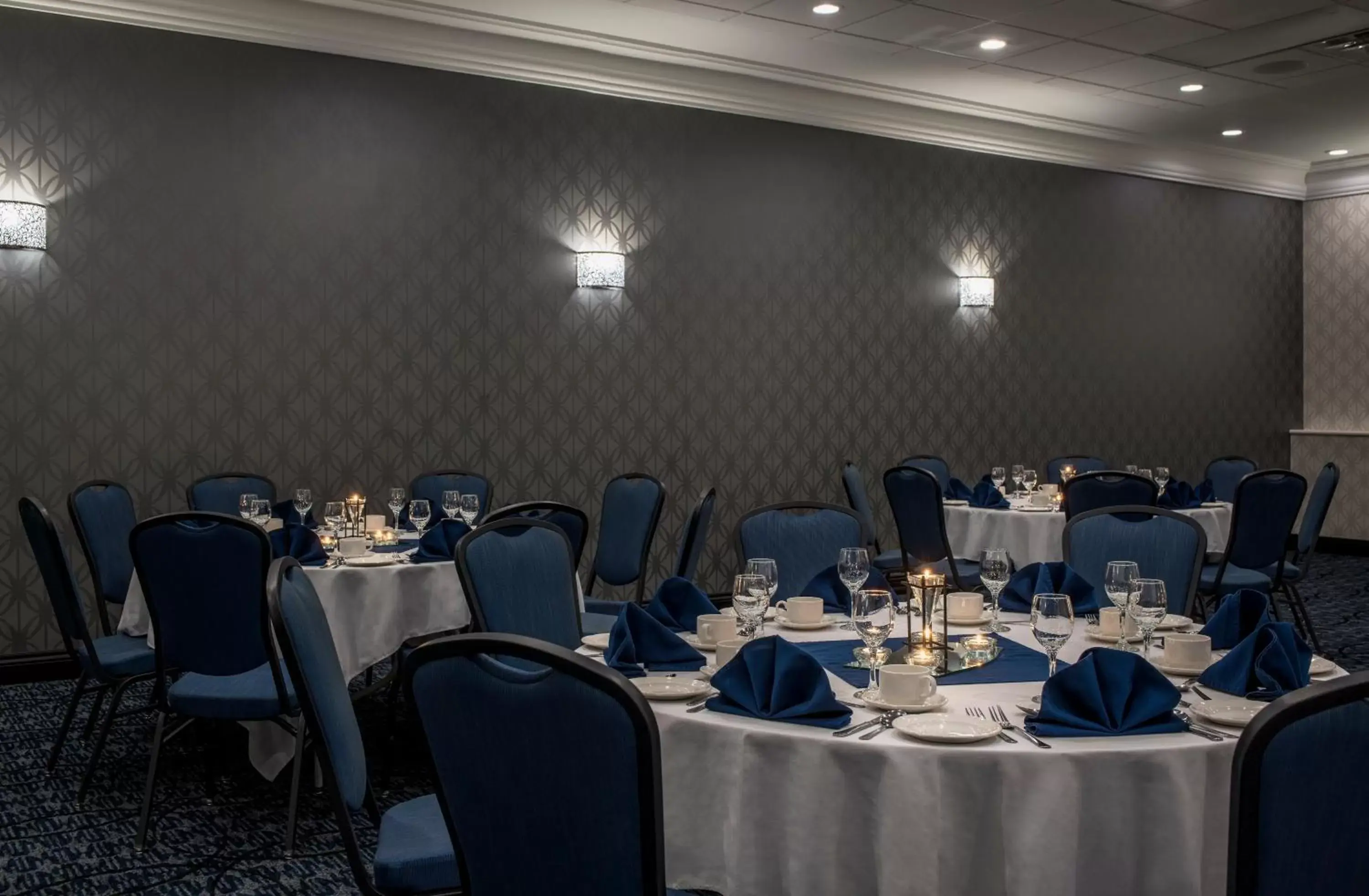 Banquet/Function facilities, Restaurant/Places to Eat in Holiday Inn Winnipeg - Airport West, an IHG Hotel
