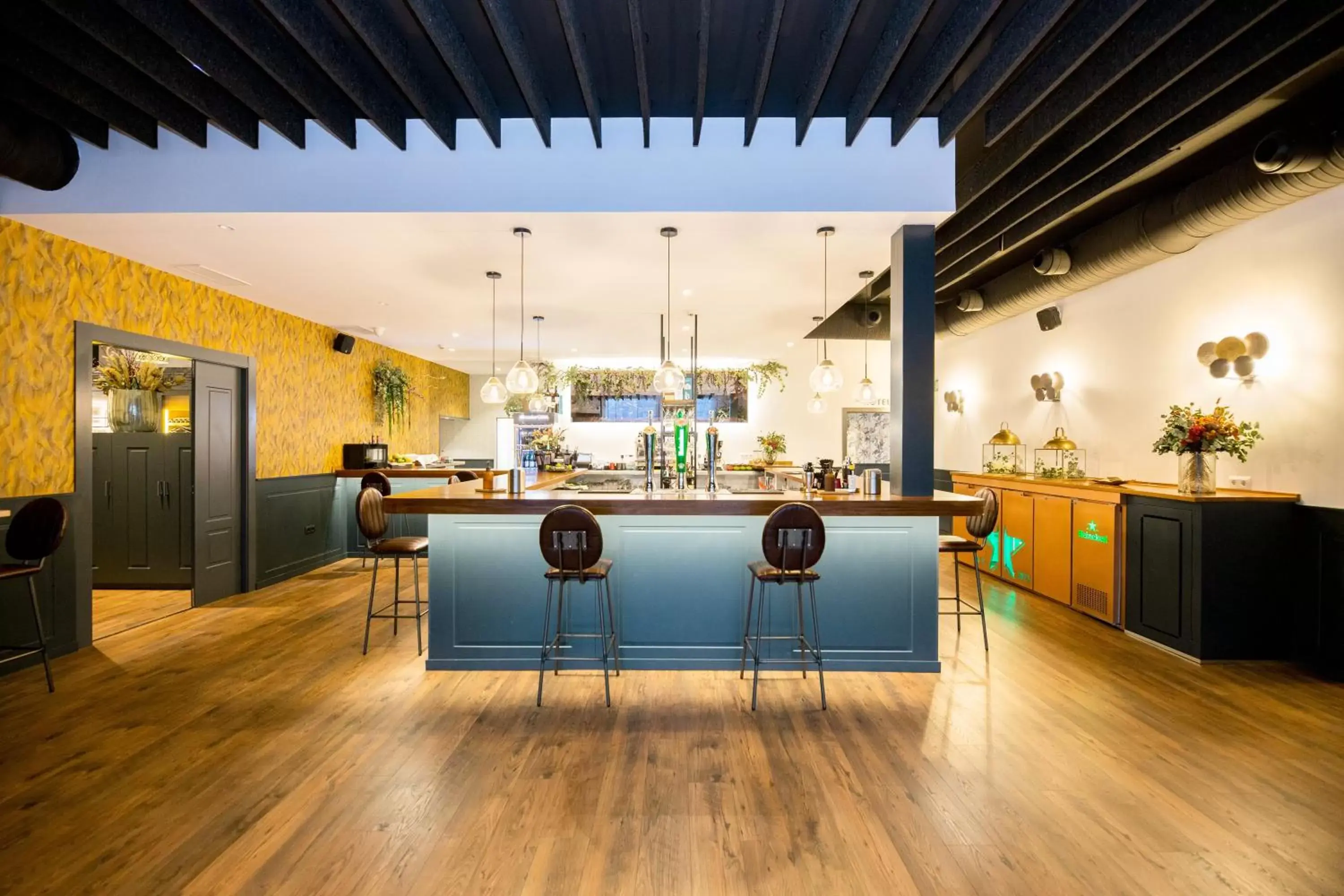Lounge or bar, Kitchen/Kitchenette in HOTEL IBERUM