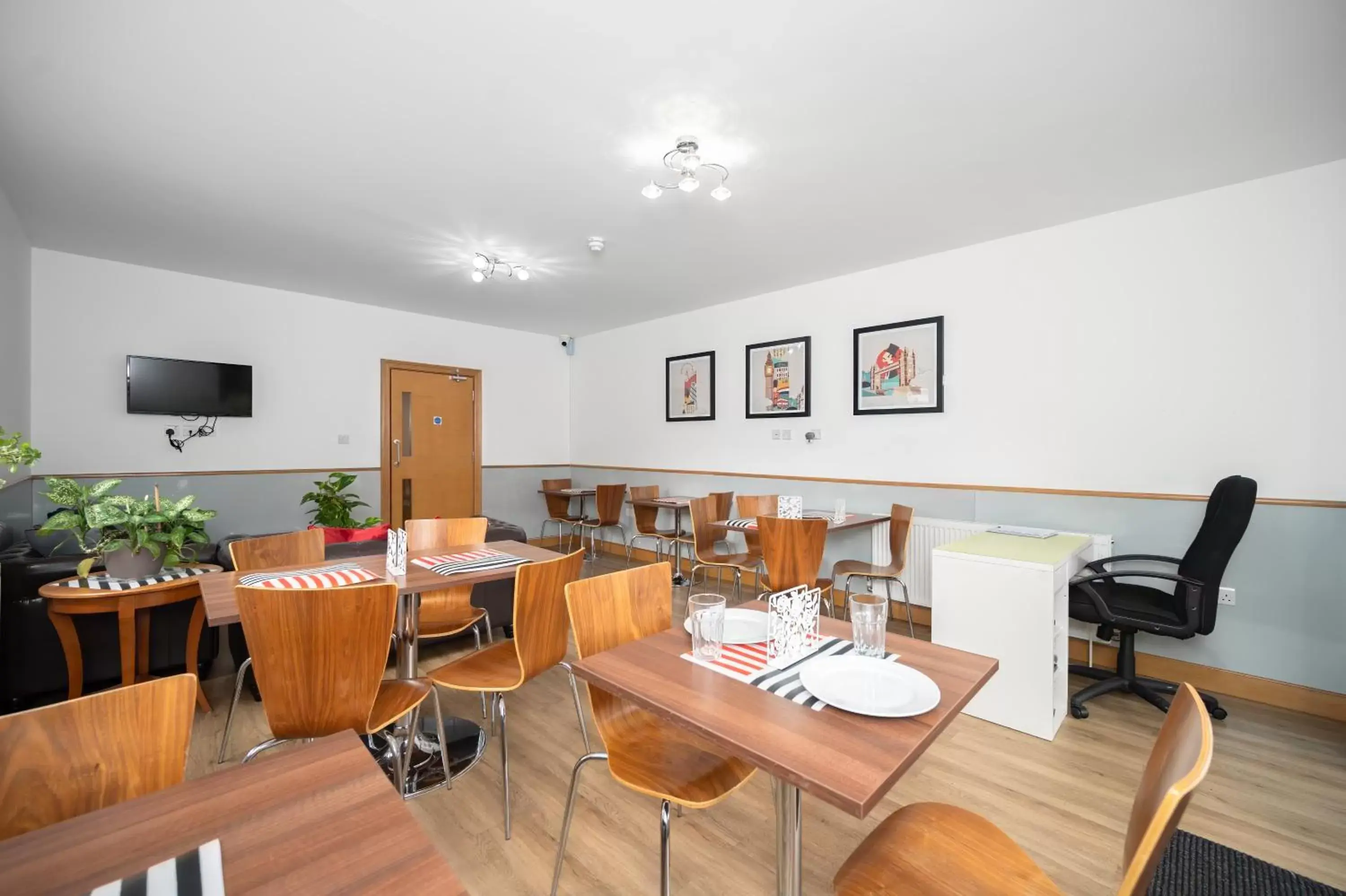 Communal lounge/ TV room, Restaurant/Places to Eat in Flexistay Aparthotel Sutton