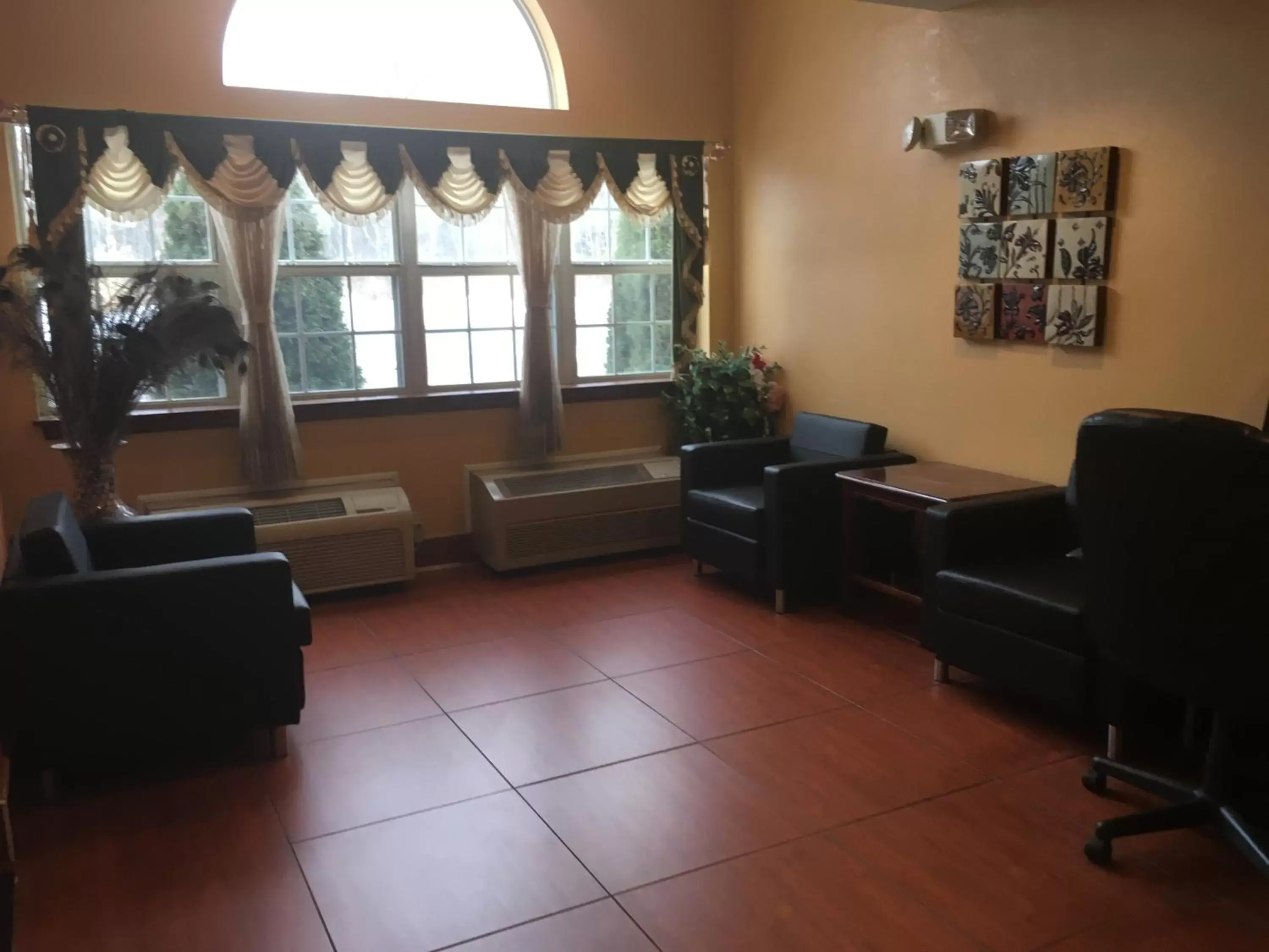 Lobby or reception, Seating Area in Microtel Inn by Wyndham - Albany Airport