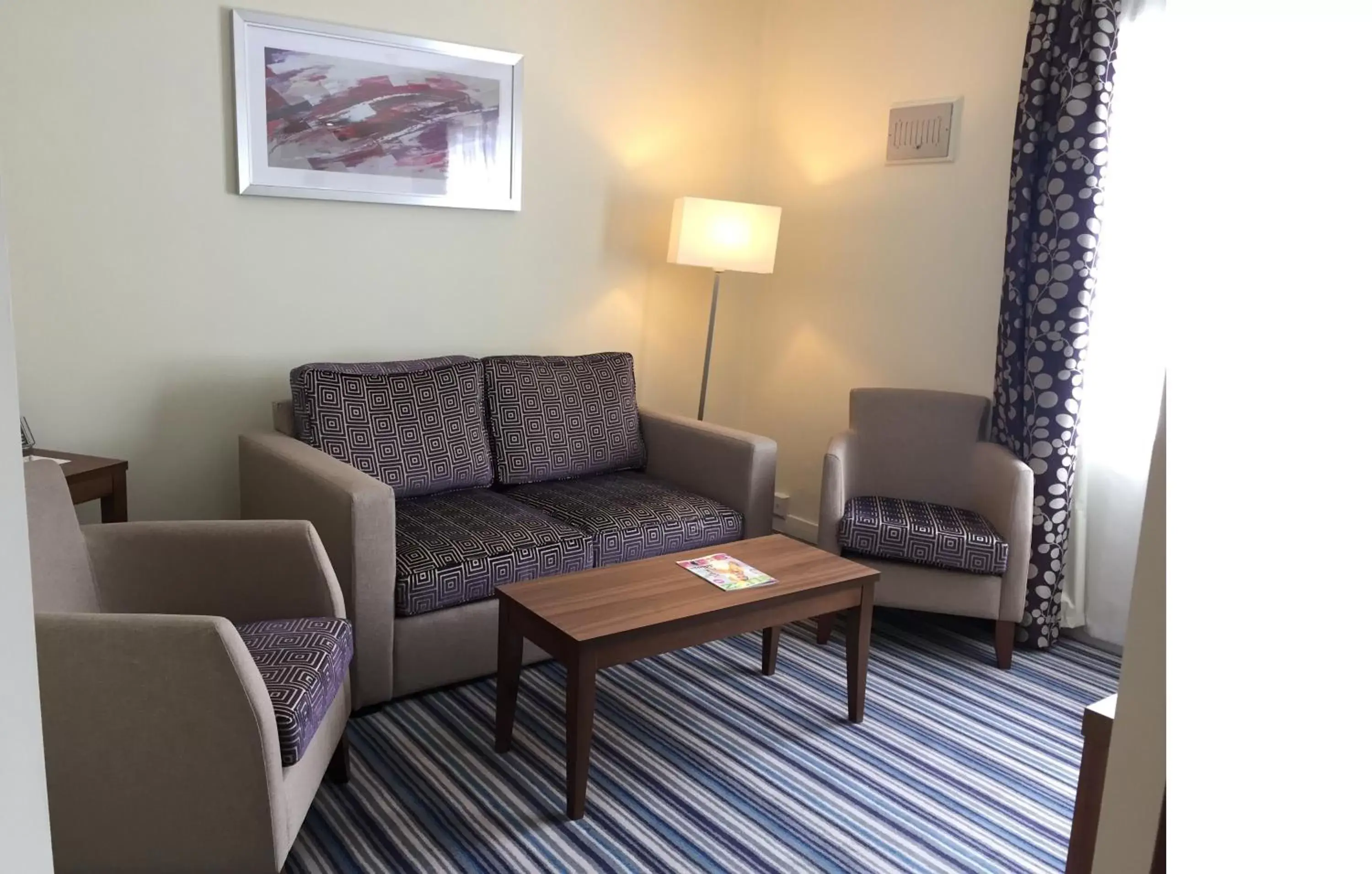 Photo of the whole room, Seating Area in Holiday Inn Reading West, an IHG Hotel