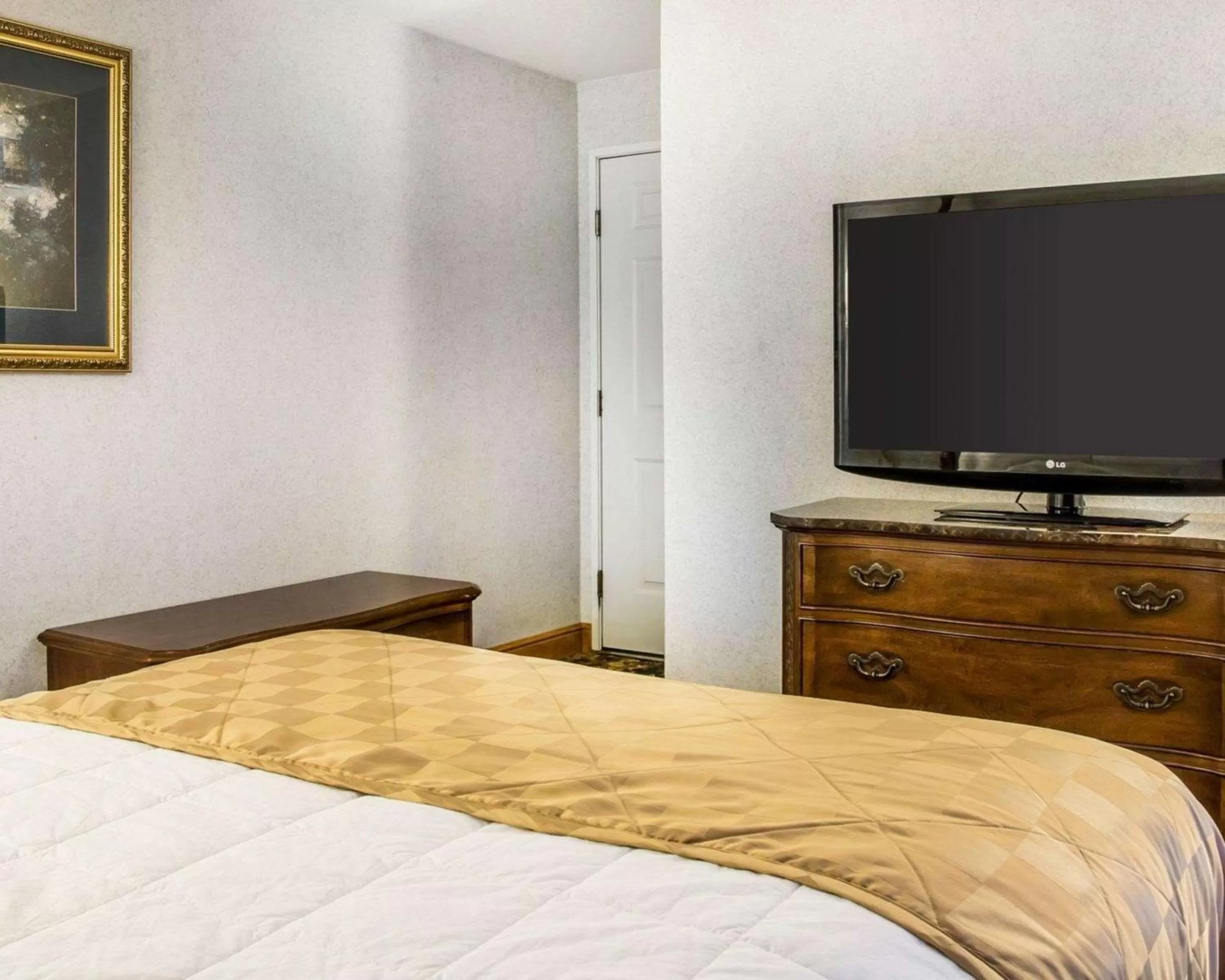 Photo of the whole room, Bed in Clarion Hotel Mackinaw City Beachfront