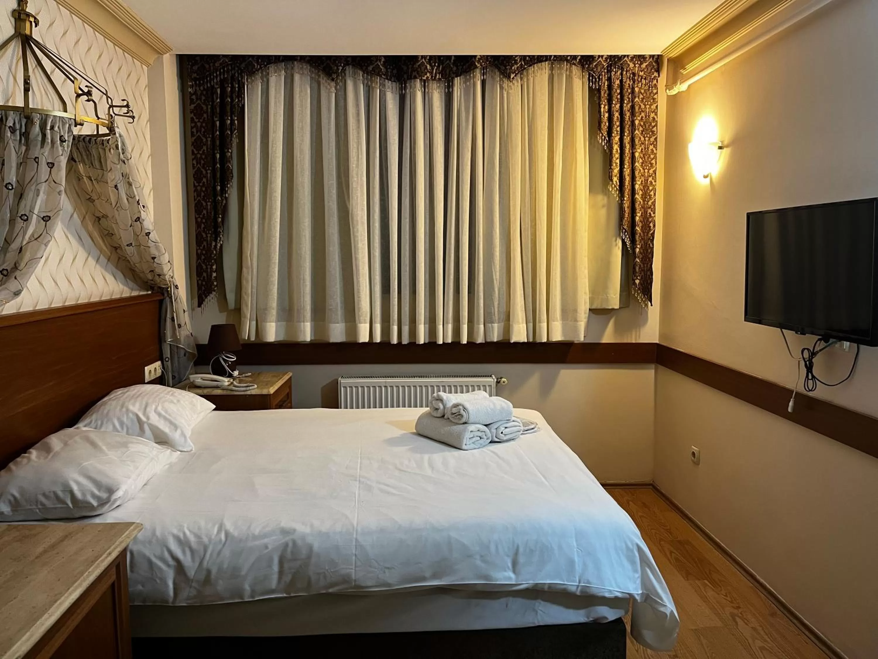 Photo of the whole room, Bed in Grand Peninsula Hotel