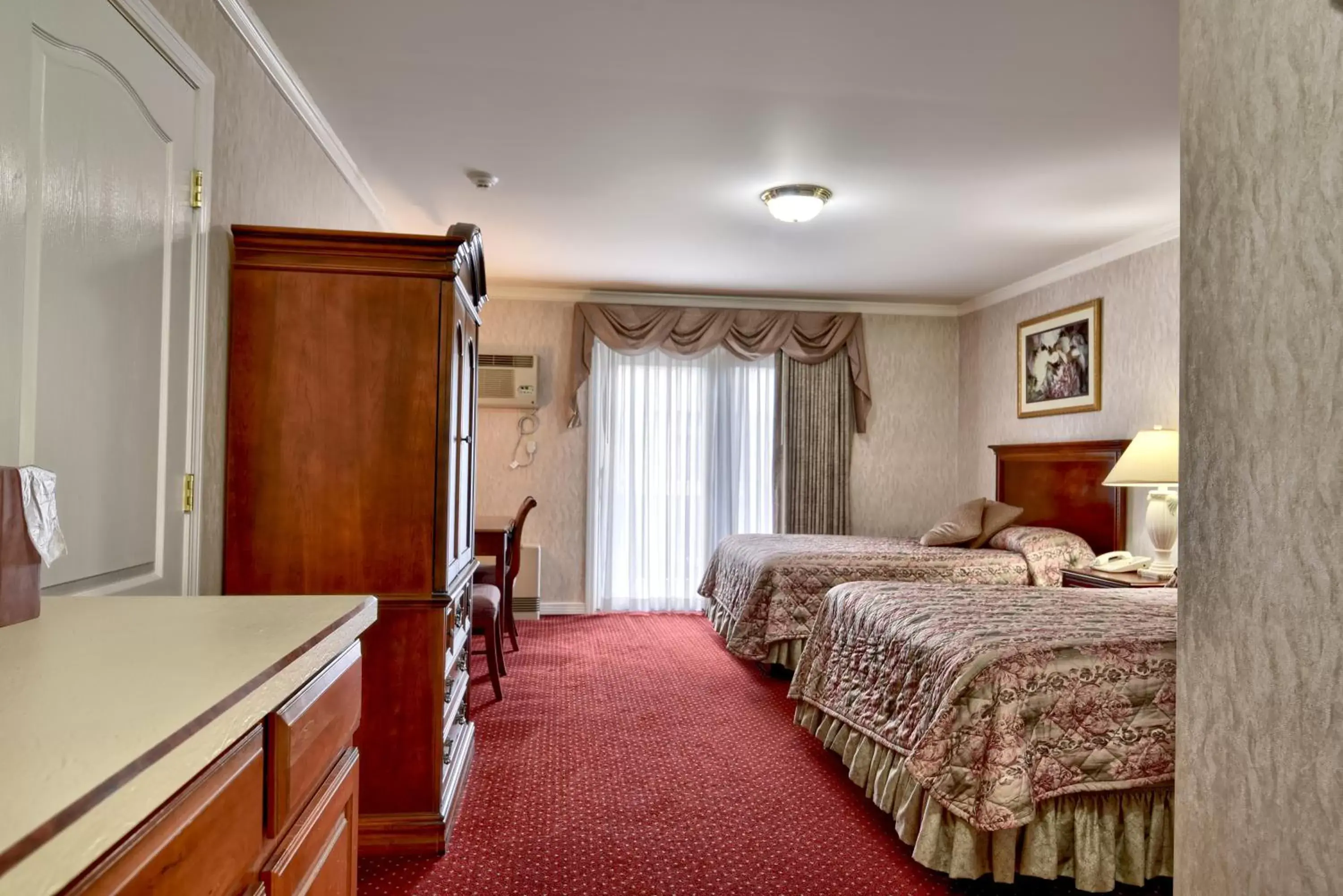 Bed in Roosevelt Inn & Suites Saratoga Springs