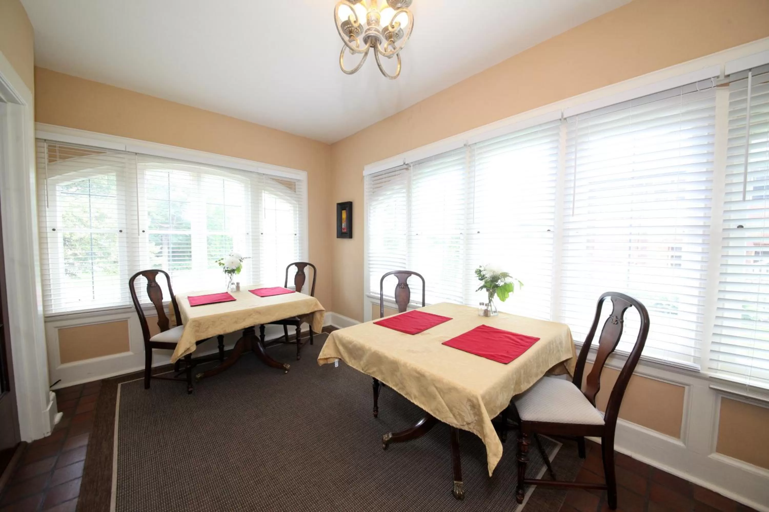 Restaurant/Places to Eat in Leonard at Logan House