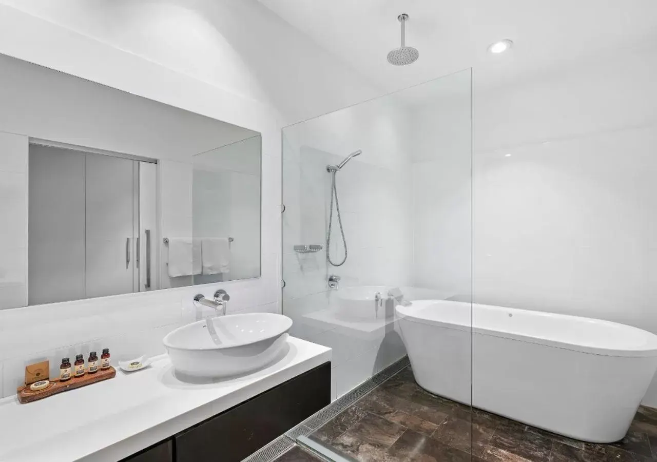 Bath, Bathroom in Park Proxi Gibraltar Bowral