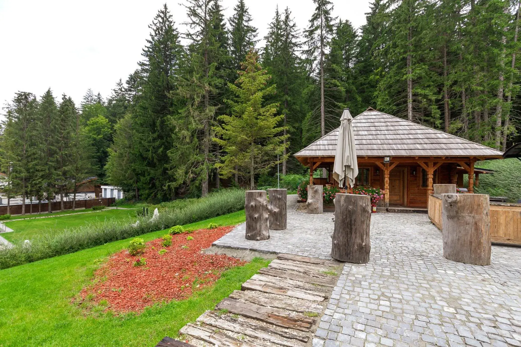 Garden, Swimming Pool in Teleferic Grand Hotel