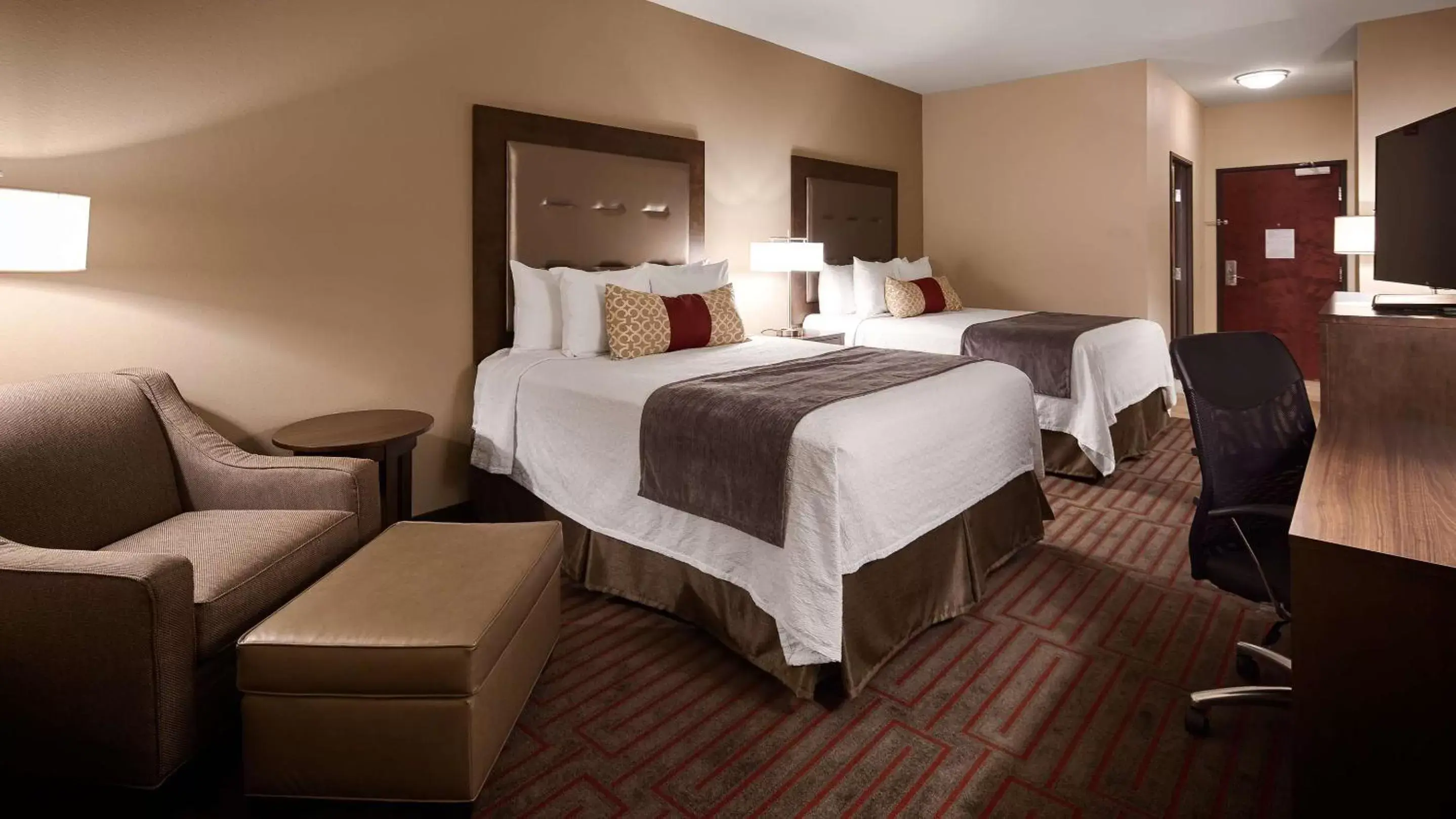 Queen Room with Two Queen Beds and Bath Tub - Disability Access in Best Western Plus Stevens County Inn Queen Room with Two Queen Beds and Bath Tub - Disability Access in Best Western Plus Stevens County Inn