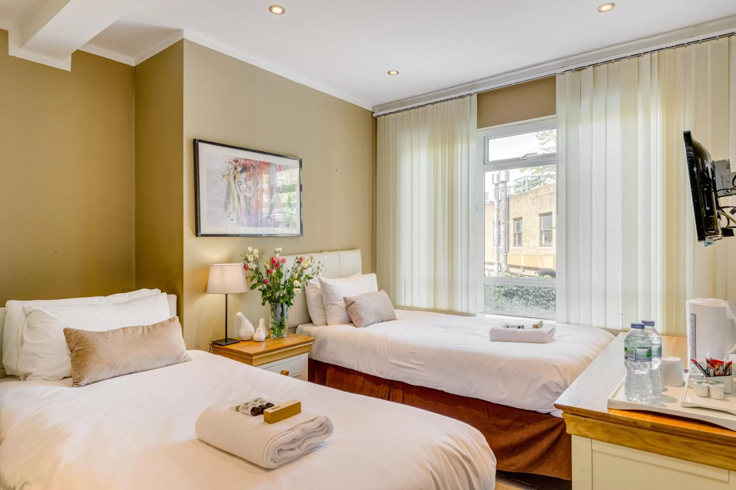 Bed in 1 Lexham Gardens Hotel