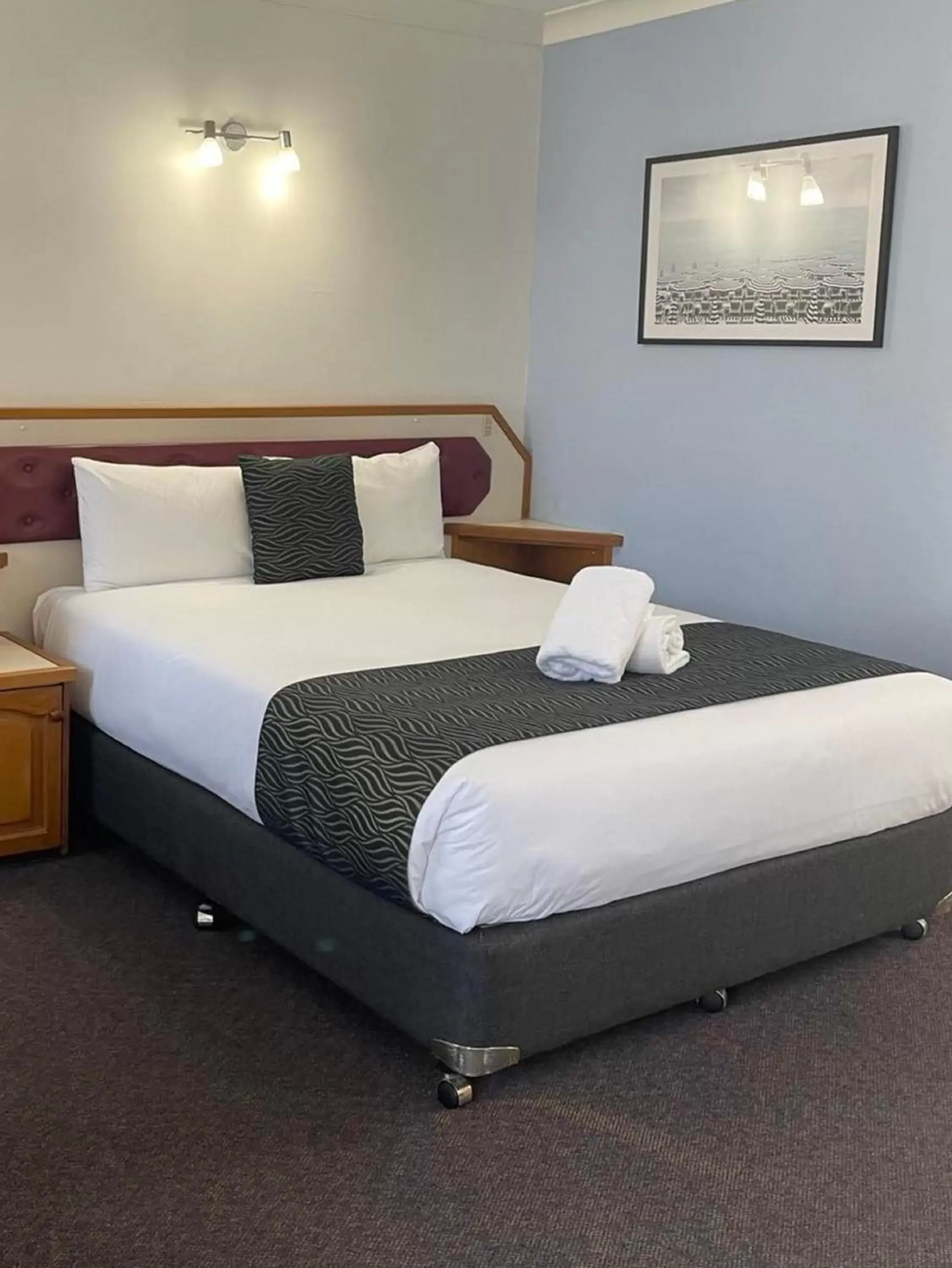 Bed in Forster Motor Inn