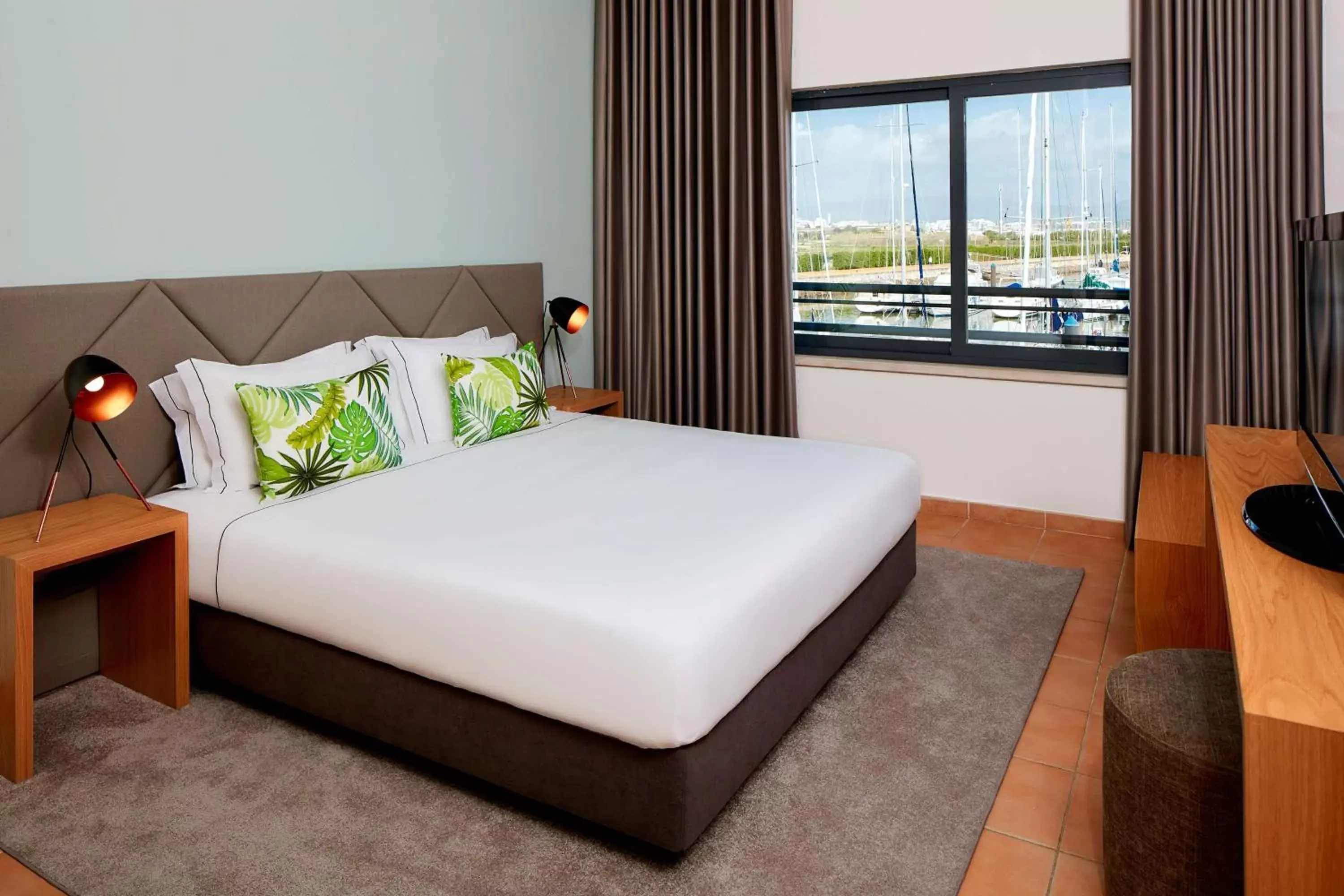 Photo of the whole room, Bed in NH Marina Portimao Resort