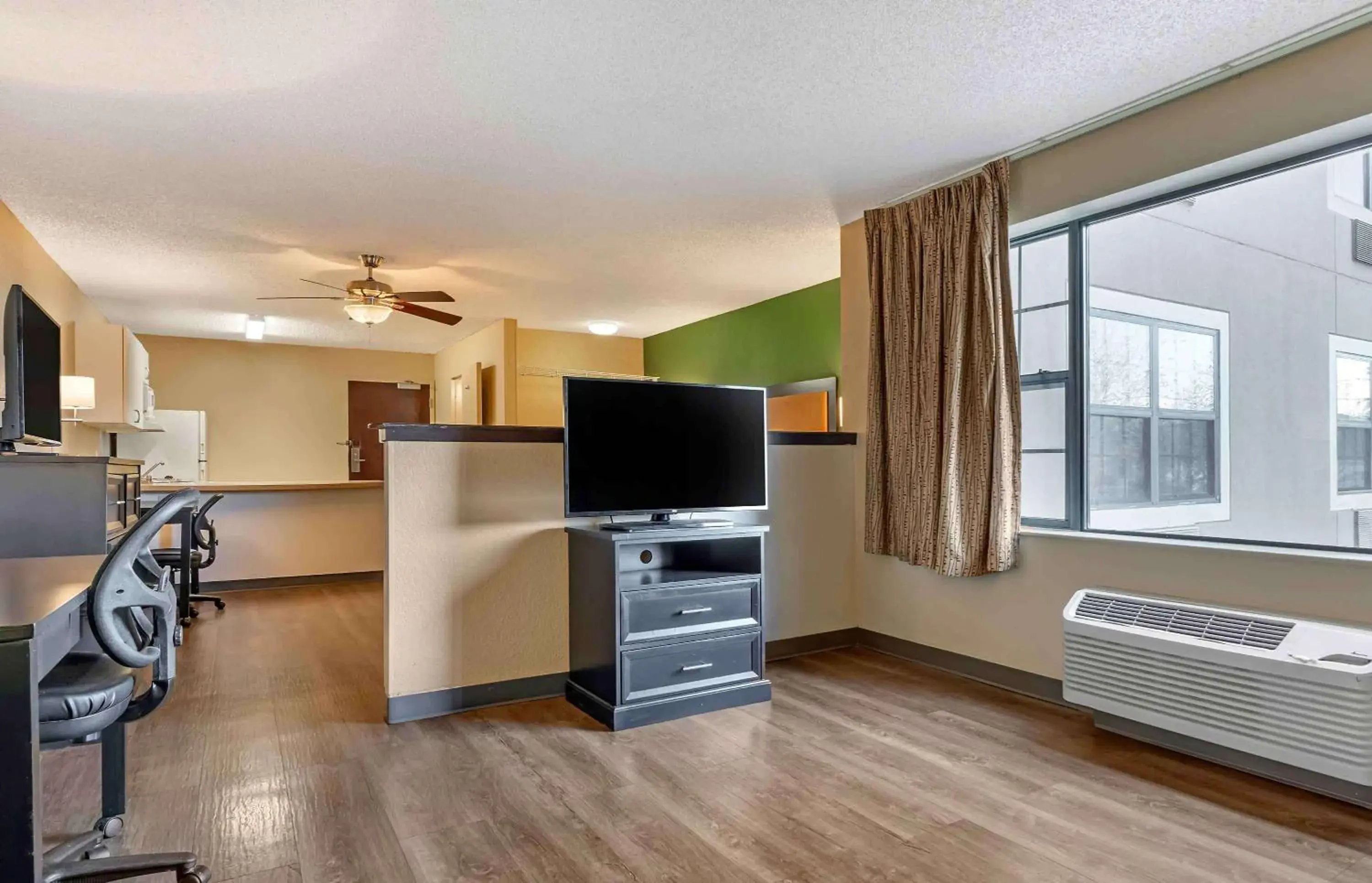 Bedroom, TV/Entertainment Center in Extended Stay America Suites - Sacramento - Roseville