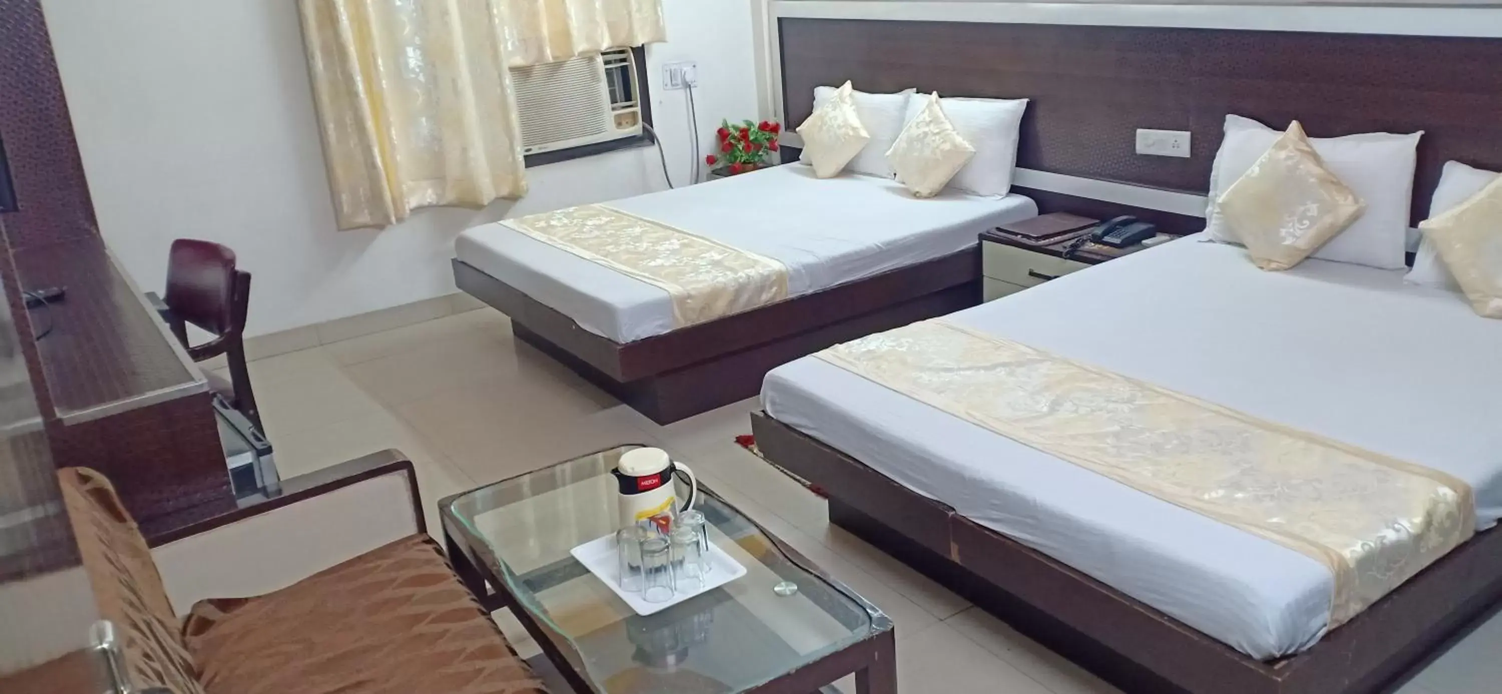 Bedroom, Bed in Hotel Su Shree Continental 5 Minutes Walk From New Delhi Railway Station