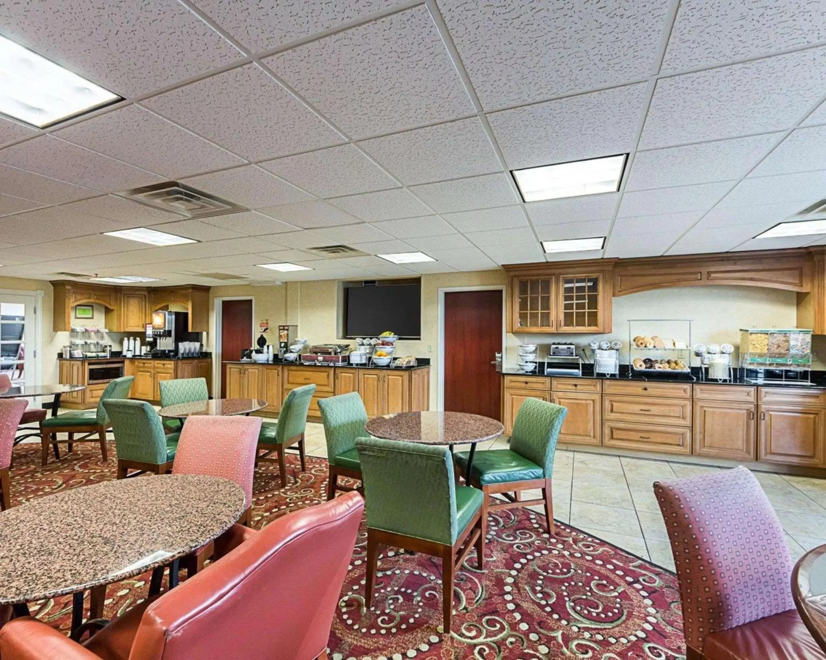 Restaurant/Places to Eat in Comfort Suites Airport Wichita