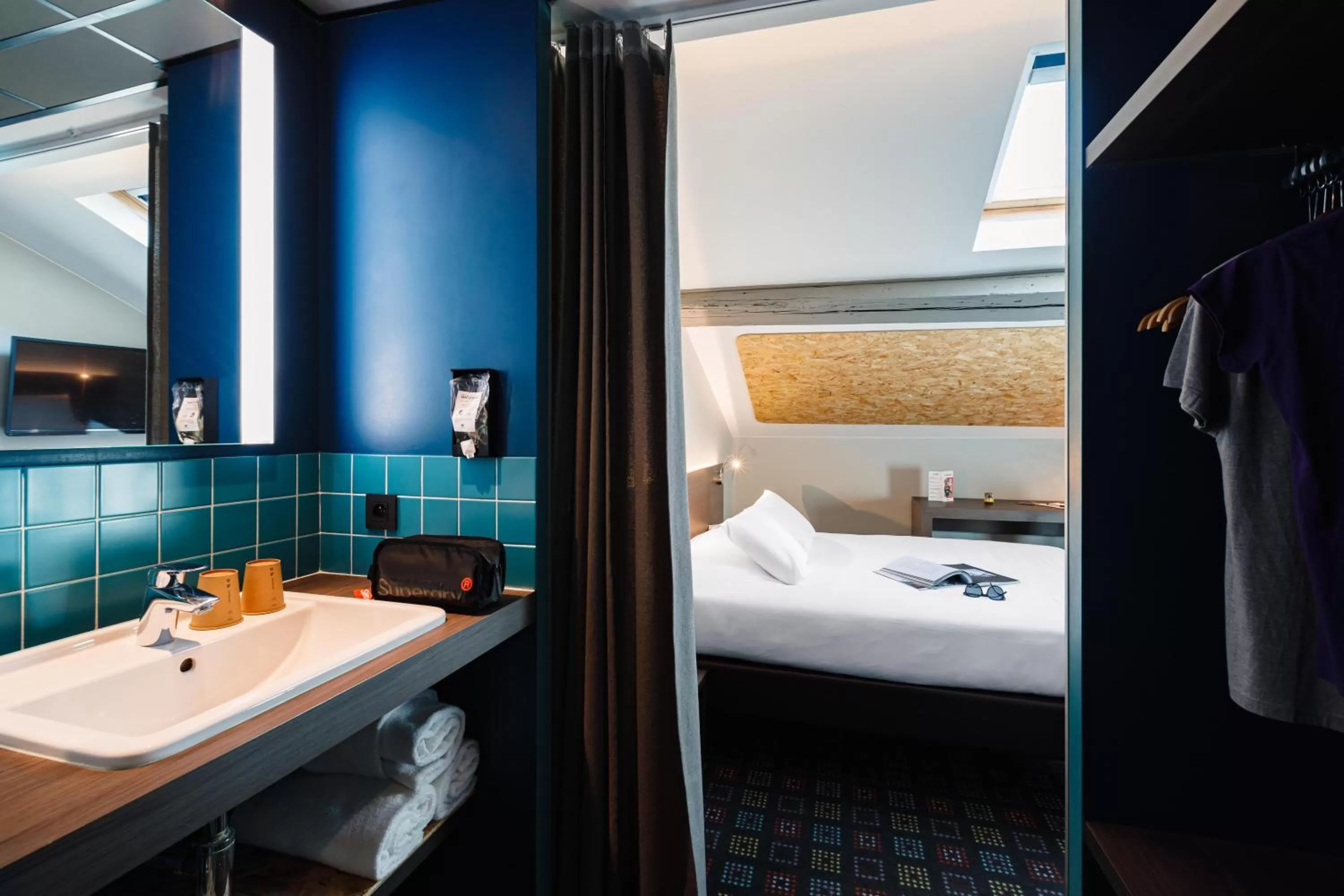 Bathroom, Bed in Greet Hotel Lyon Confluence