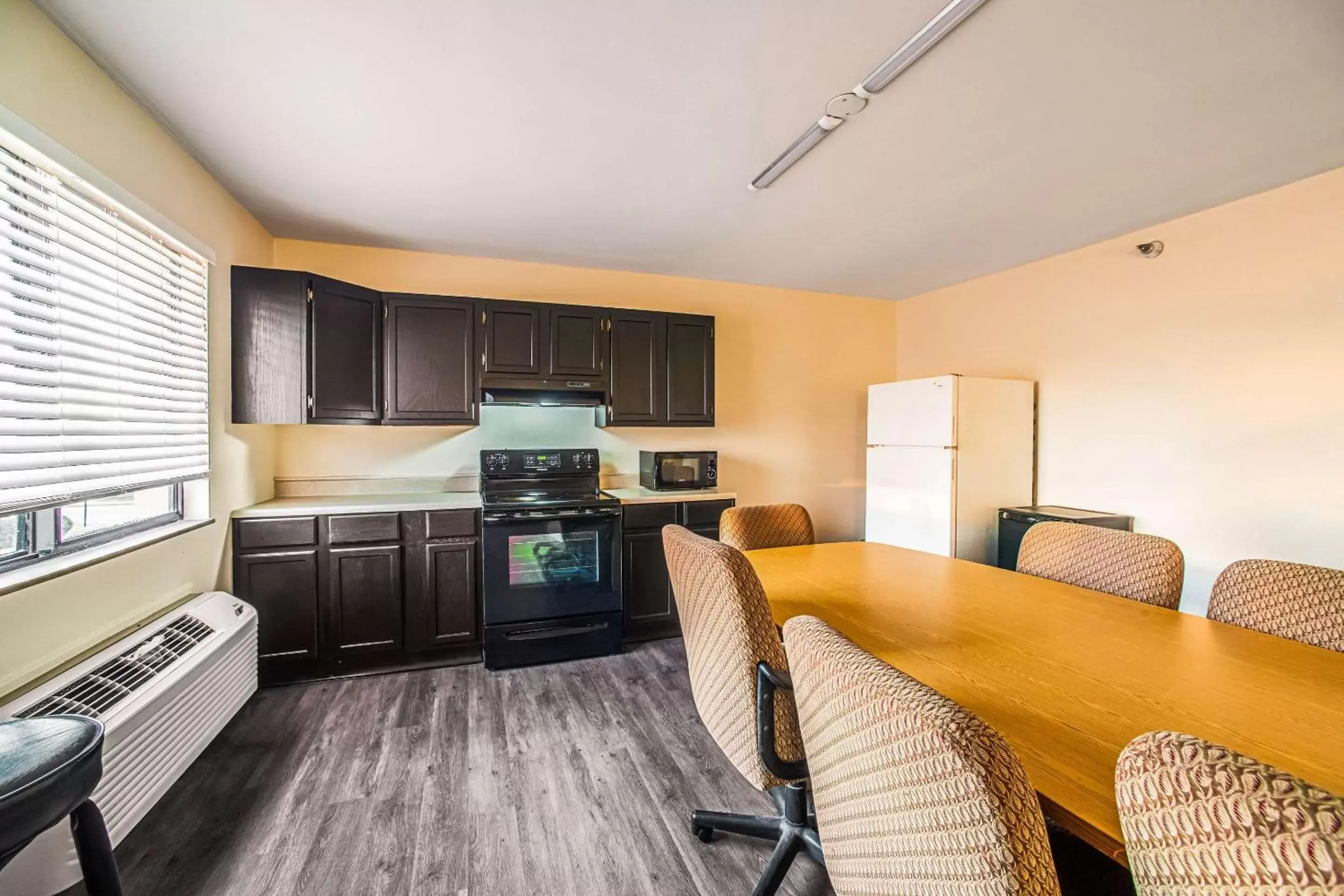 Photo of the whole room, Kitchen/Kitchenette in Quality Inn Carbondale University area