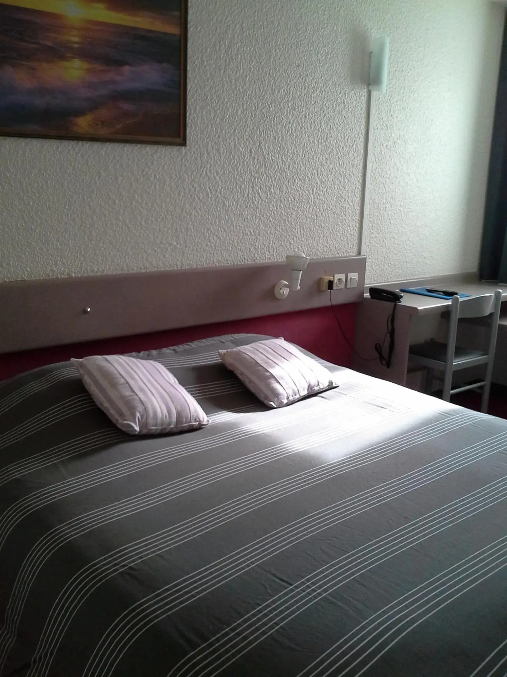 Photo of the whole room, Bed in Contact Hôtel Come Inn