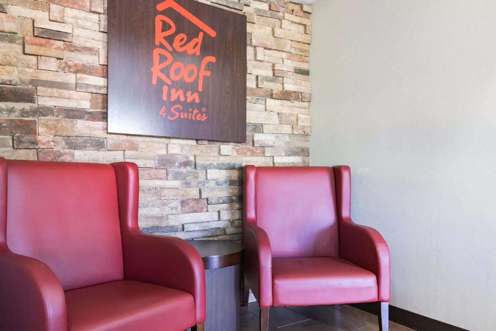 Lobby or reception, Seating Area in Red Roof Inn & Suites Statesboro - University