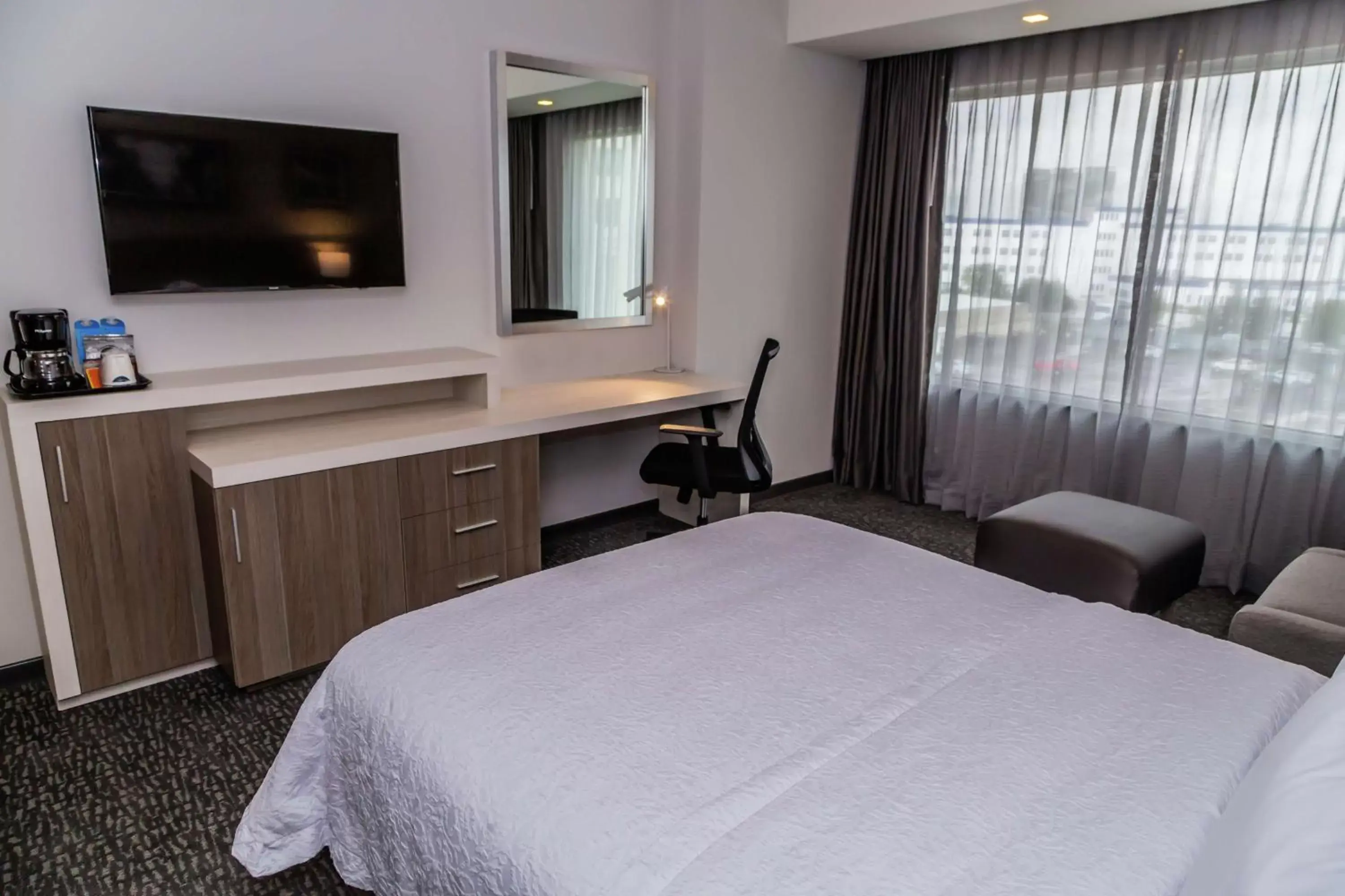 Bedroom, Bed in Hampton Inn & Suites By Hilton Puebla