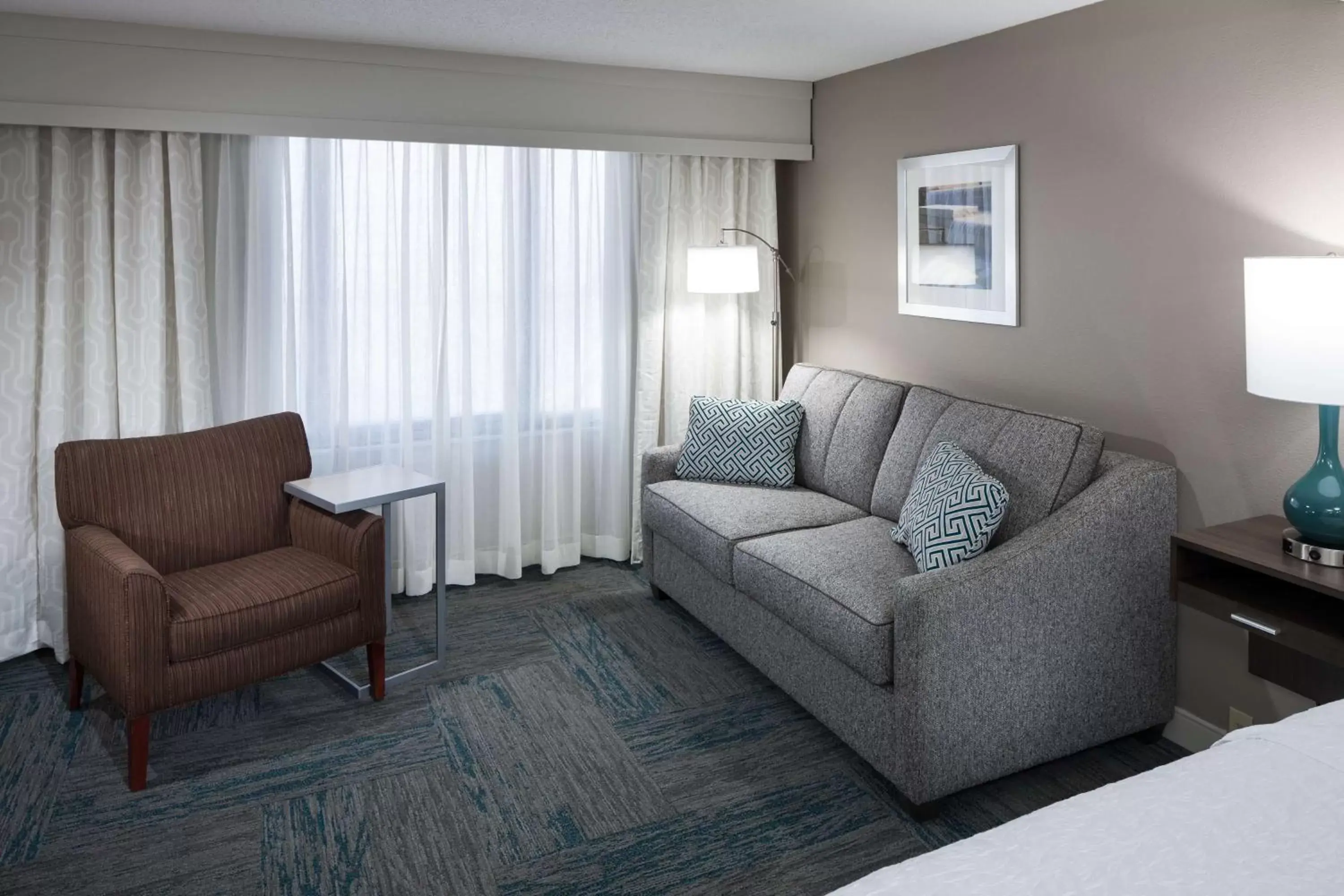 Bed, Seating Area in Hampton Inn St Louis- at the Arch