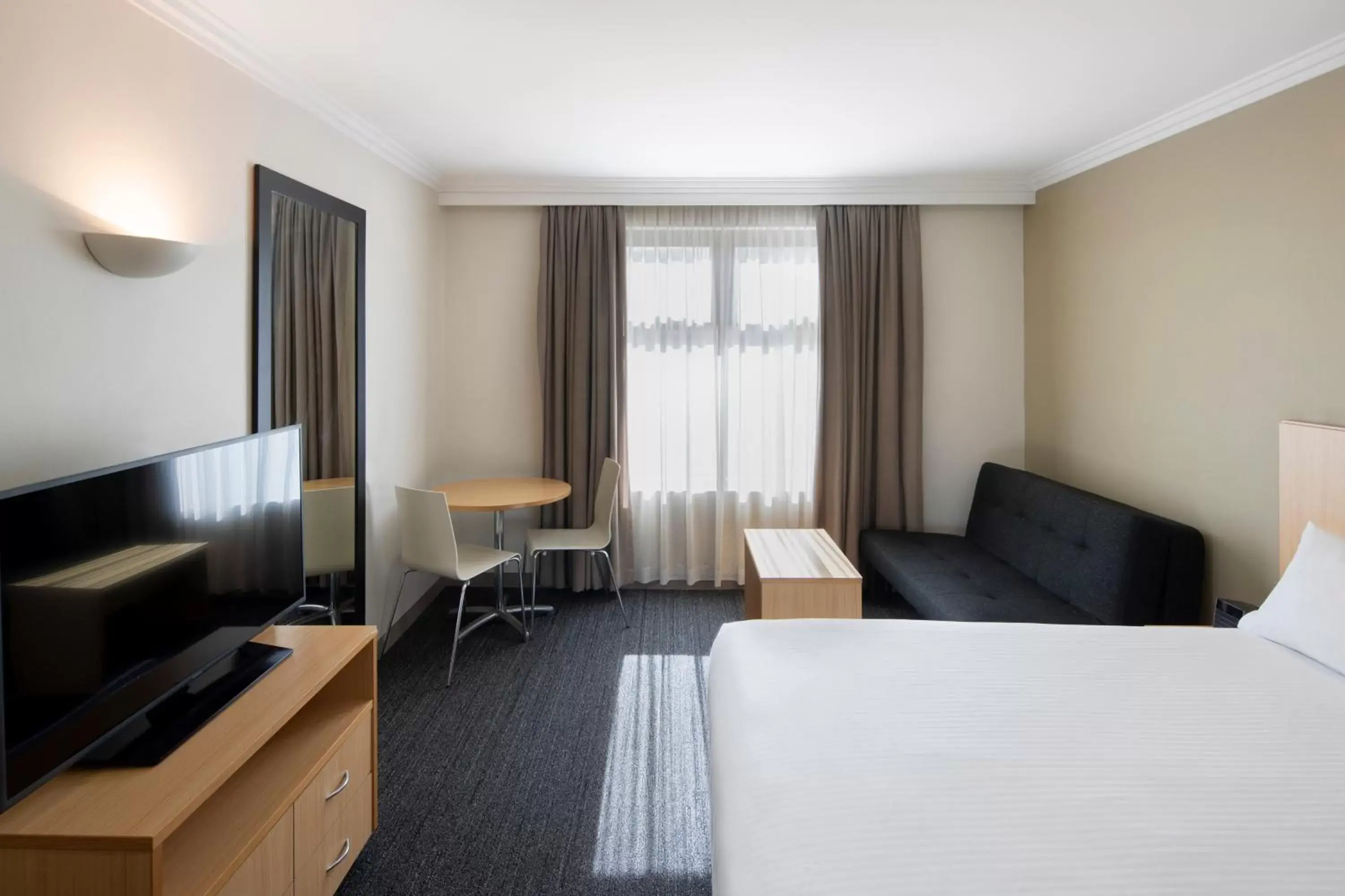 Bedroom, TV/Entertainment Center in Mercure Sydney Blacktown