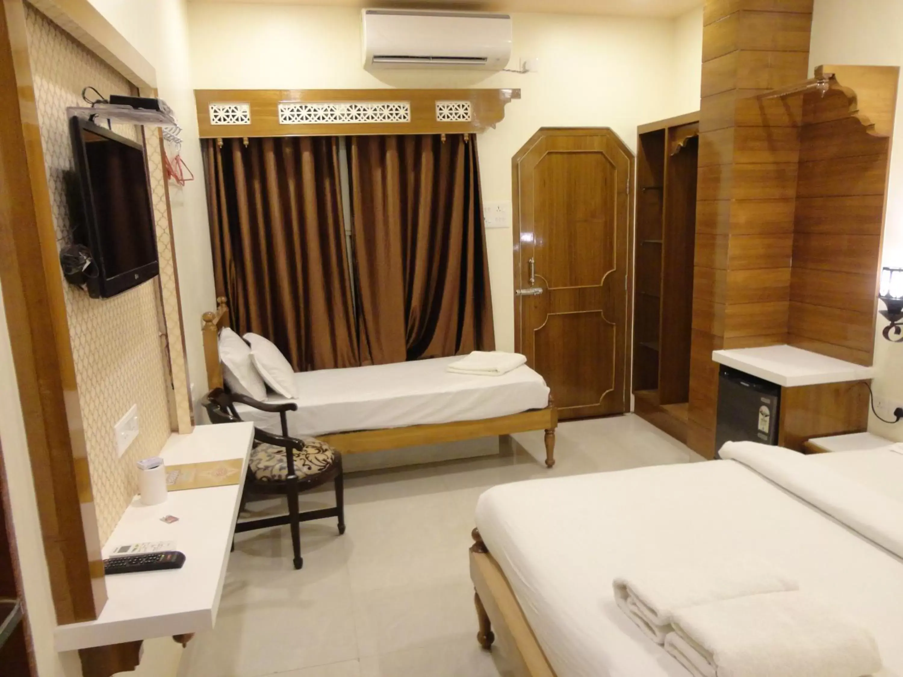 Photo of the whole room, Bed in Hotel Temple On Ganges