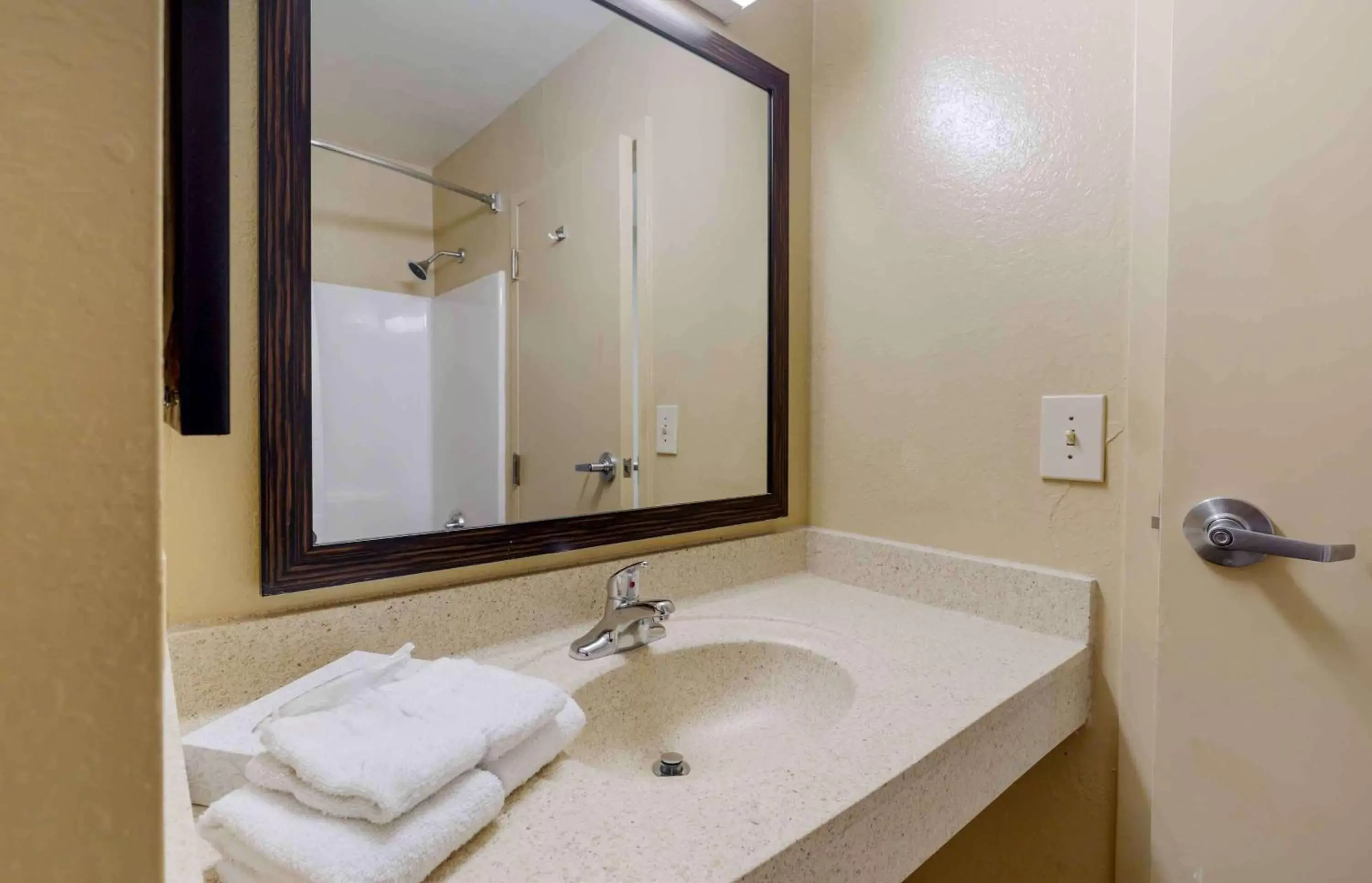 Bathroom in Extended Stay America Suites - Fayetteville - Owen Dr