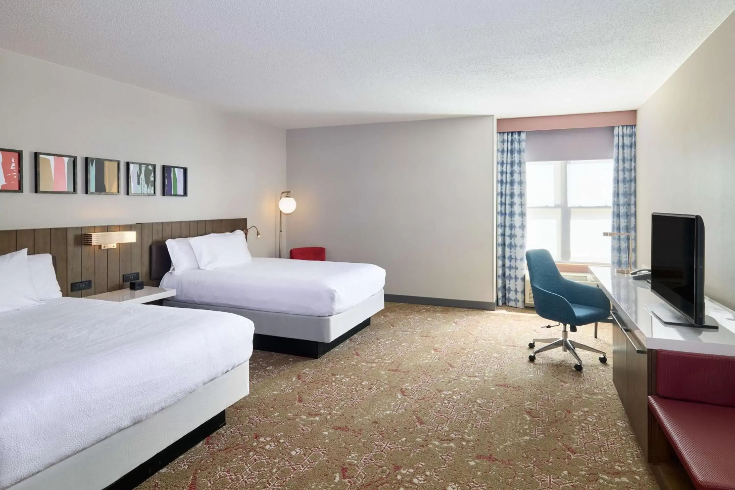 Bedroom, TV/Entertainment Center in Hilton Garden Inn Bloomington