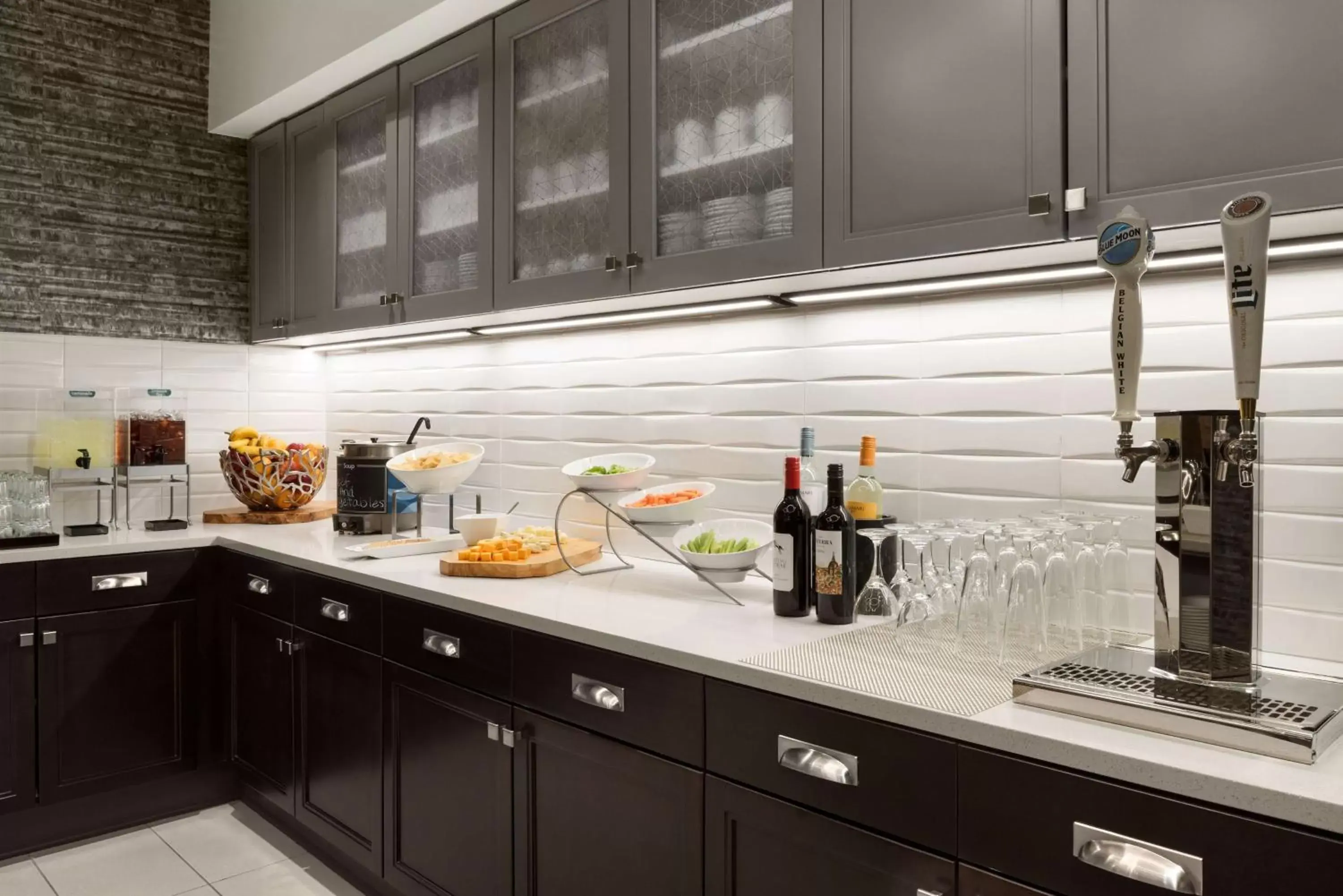 Dining area, Kitchen/Kitchenette in Homewood Suites By Hilton Milwaukee Downtown