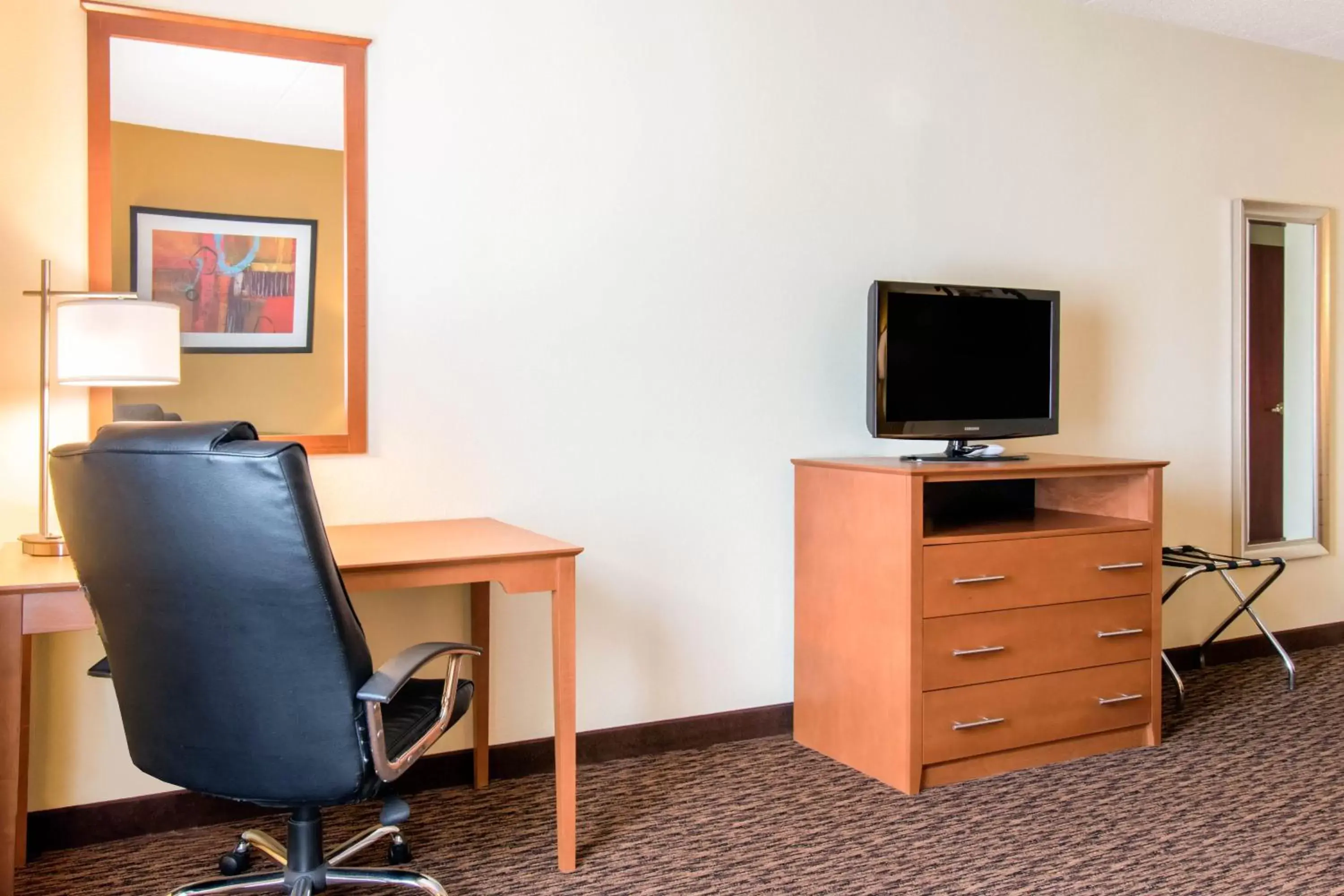 TV/Entertainment Center in Clarion Hotel & Suites University-Shippensburg