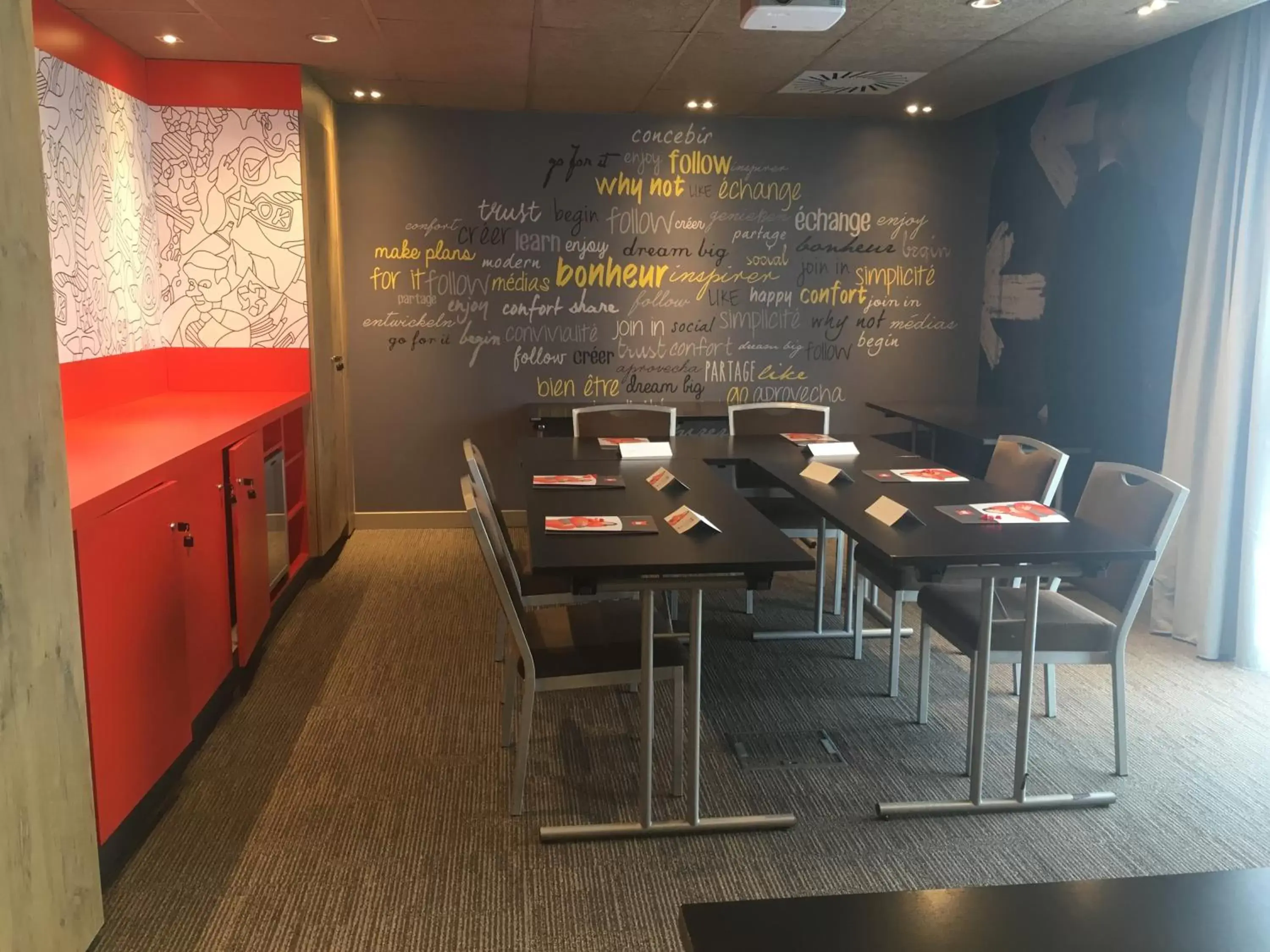 Seating area, Restaurant/Places to Eat in Ibis Niort Est Mendes France