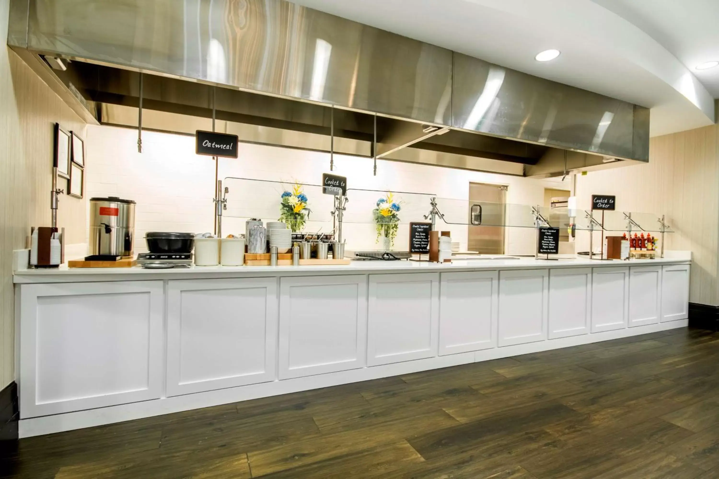 Dining area, Kitchen/Kitchenette in Embassy Suites Louisville Downtown