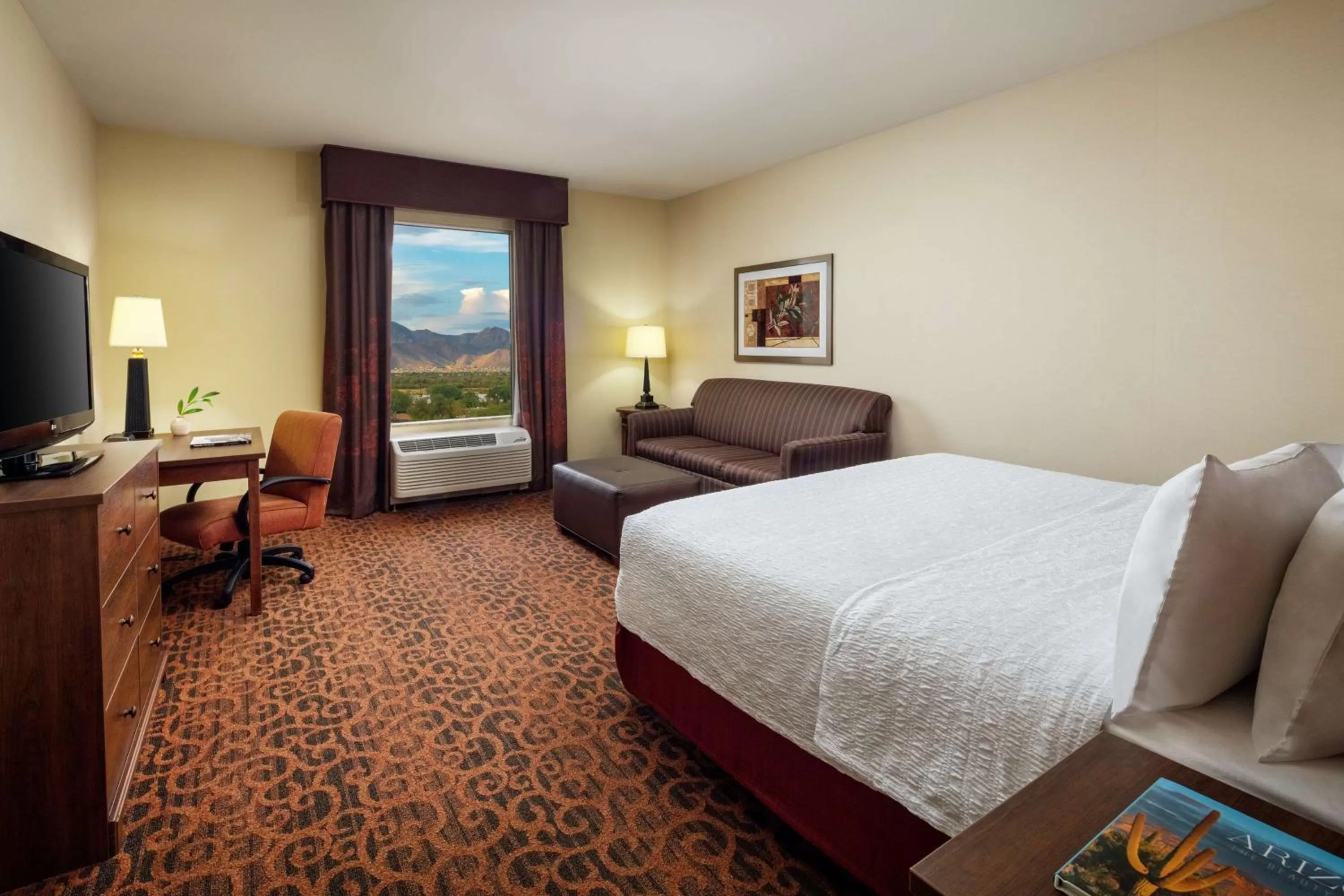 Living room, Bed in Hampton Inn & Suites Scottsdale at Talking Stick