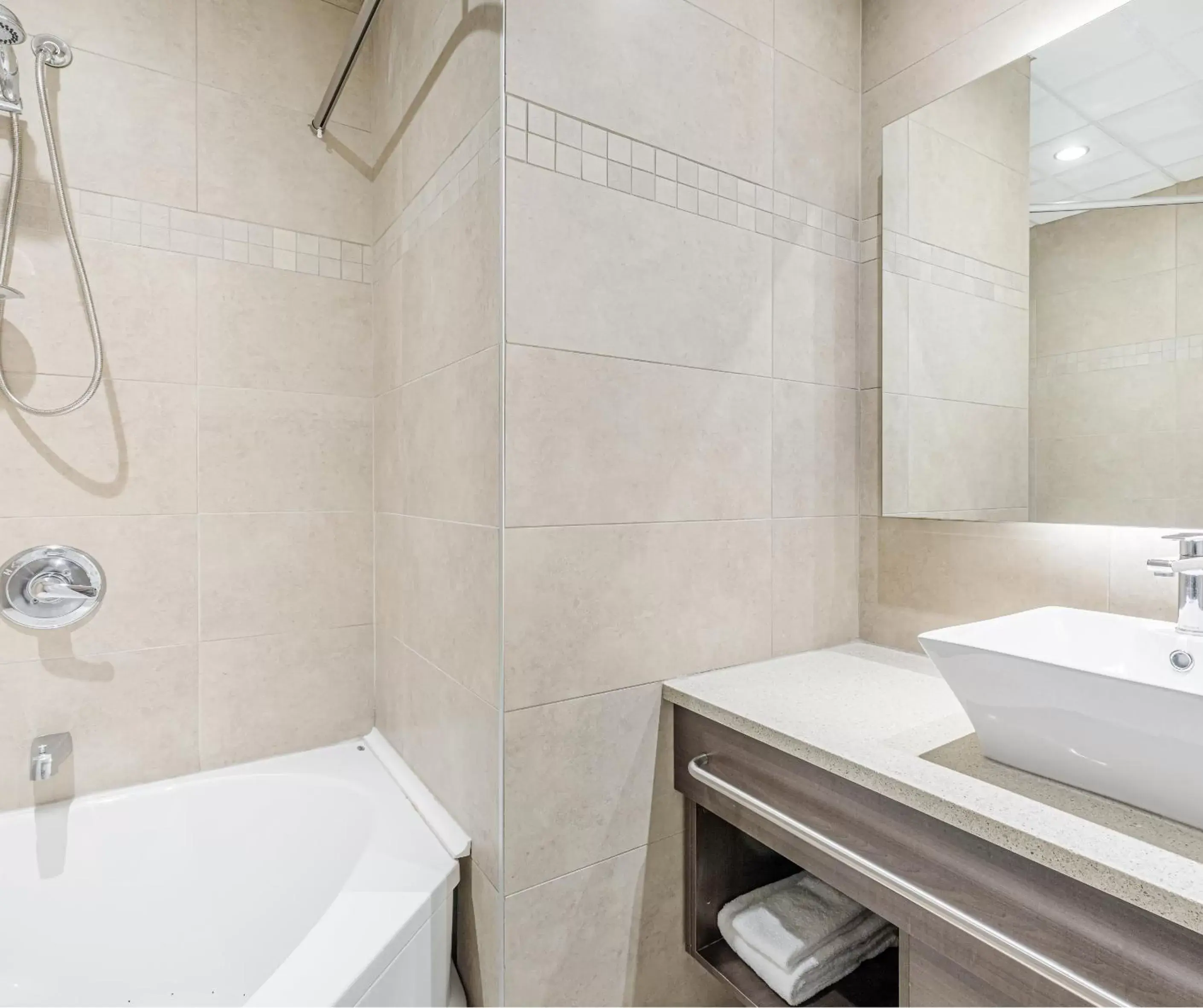 Bath, Bathroom in Hotel Montfort Nicolet