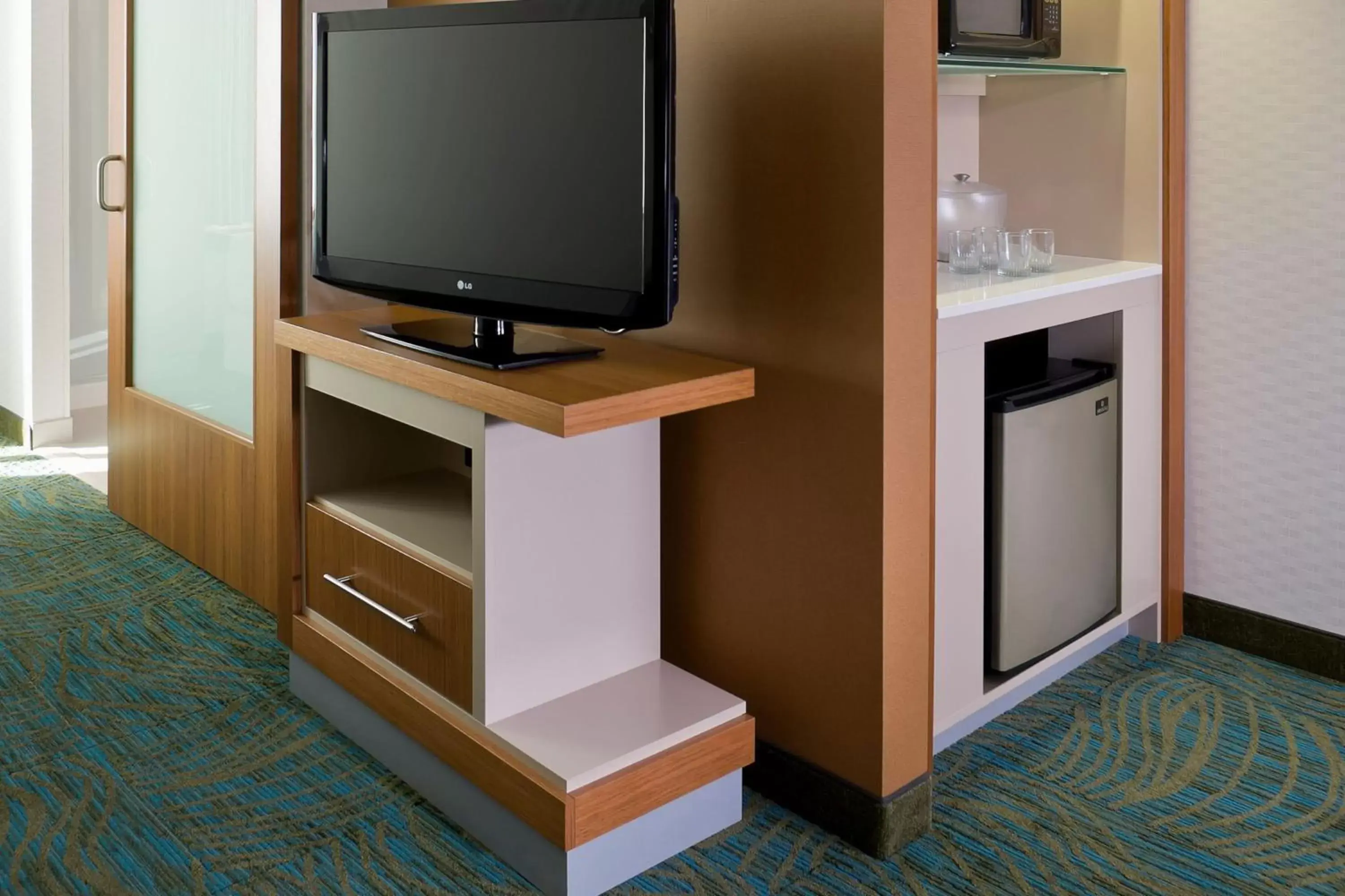 Bedroom, TV/Entertainment Center in SpringHill Suites by Marriott Philadelphia Langhorne