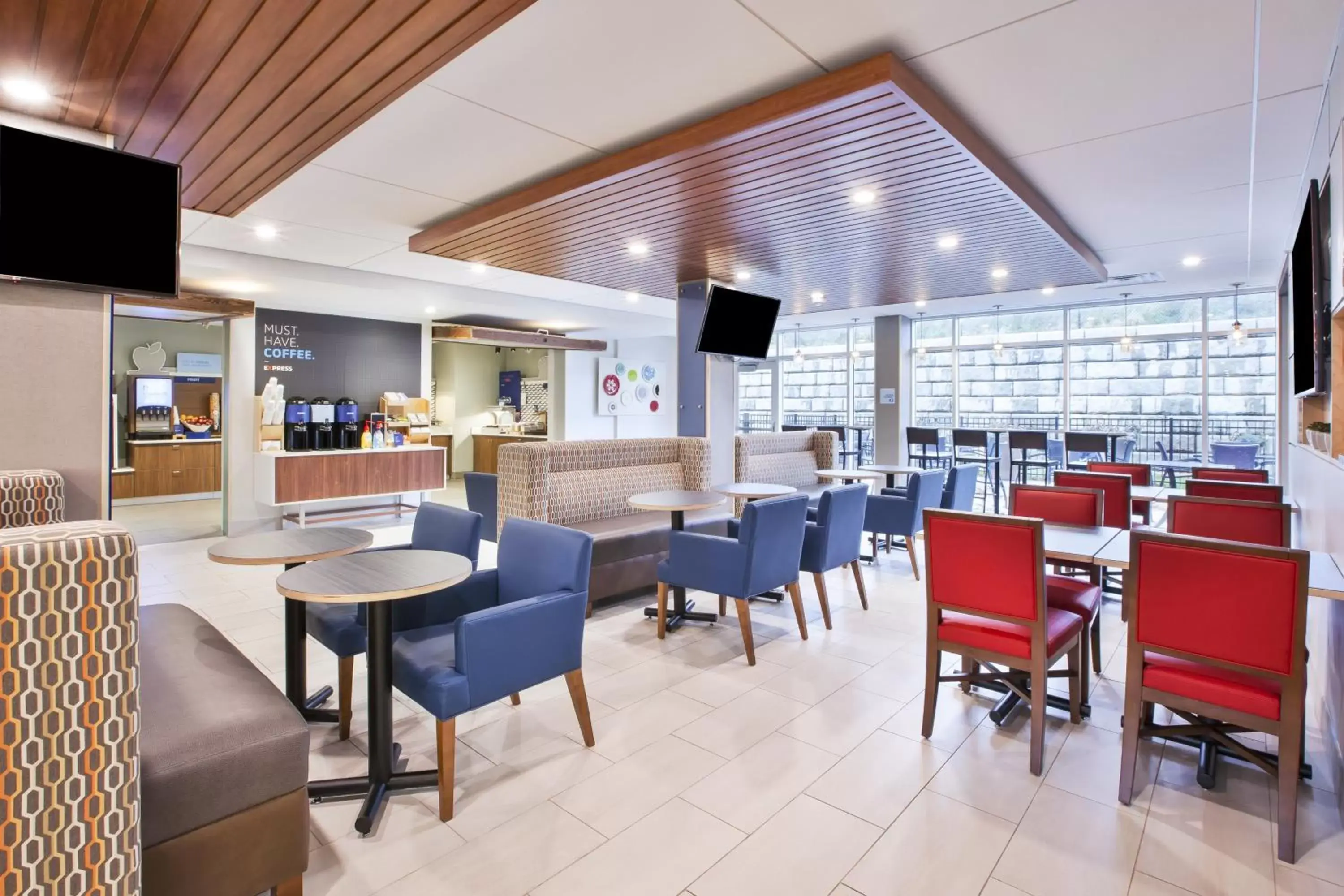 Breakfast, Restaurant/Places to Eat in Holiday Inn Express & Suites Grand Rapids Airport North, an IHG Hotel