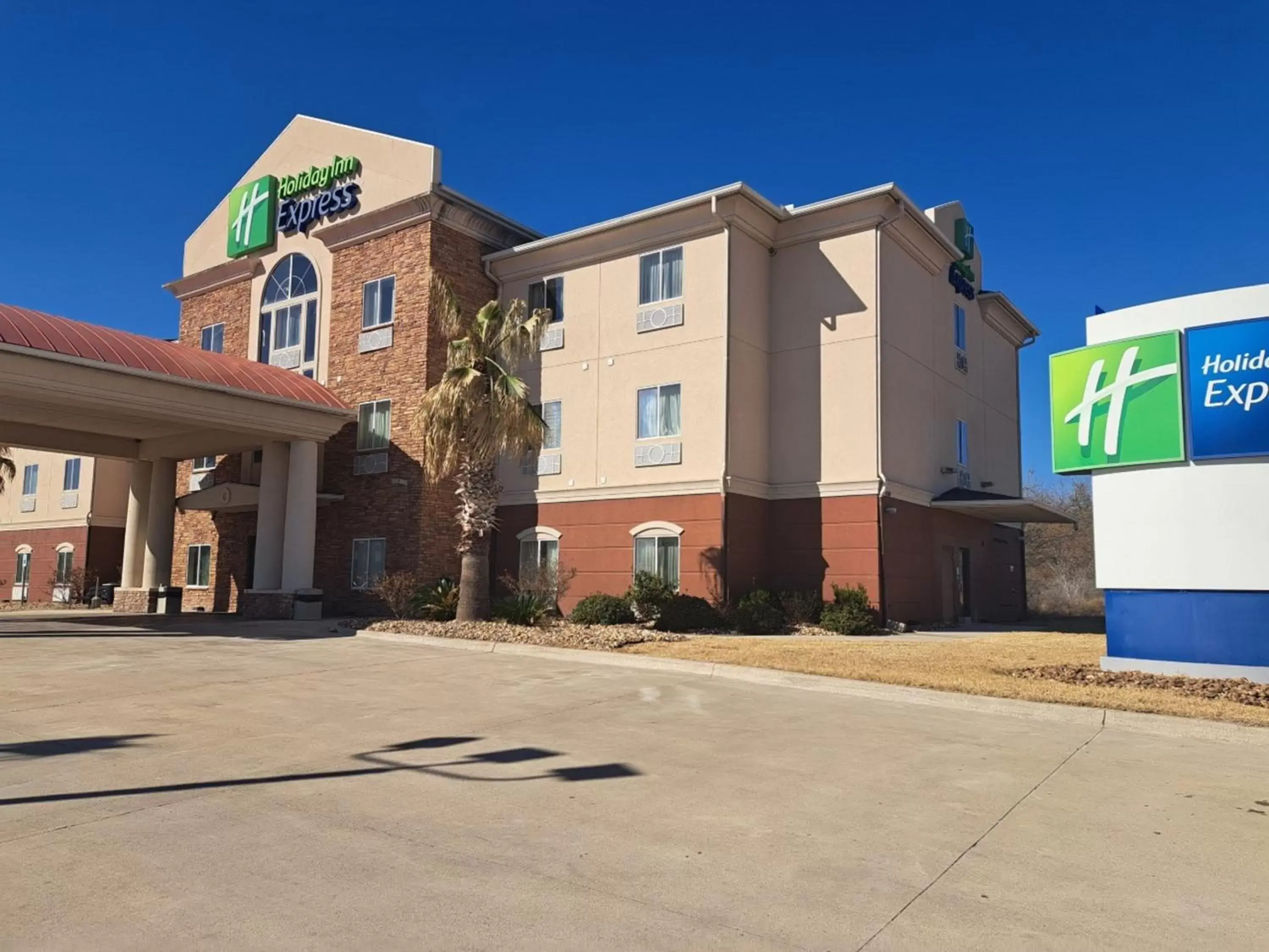 Property Building in Holiday Inn Express Kenedy, an IHG Hotel