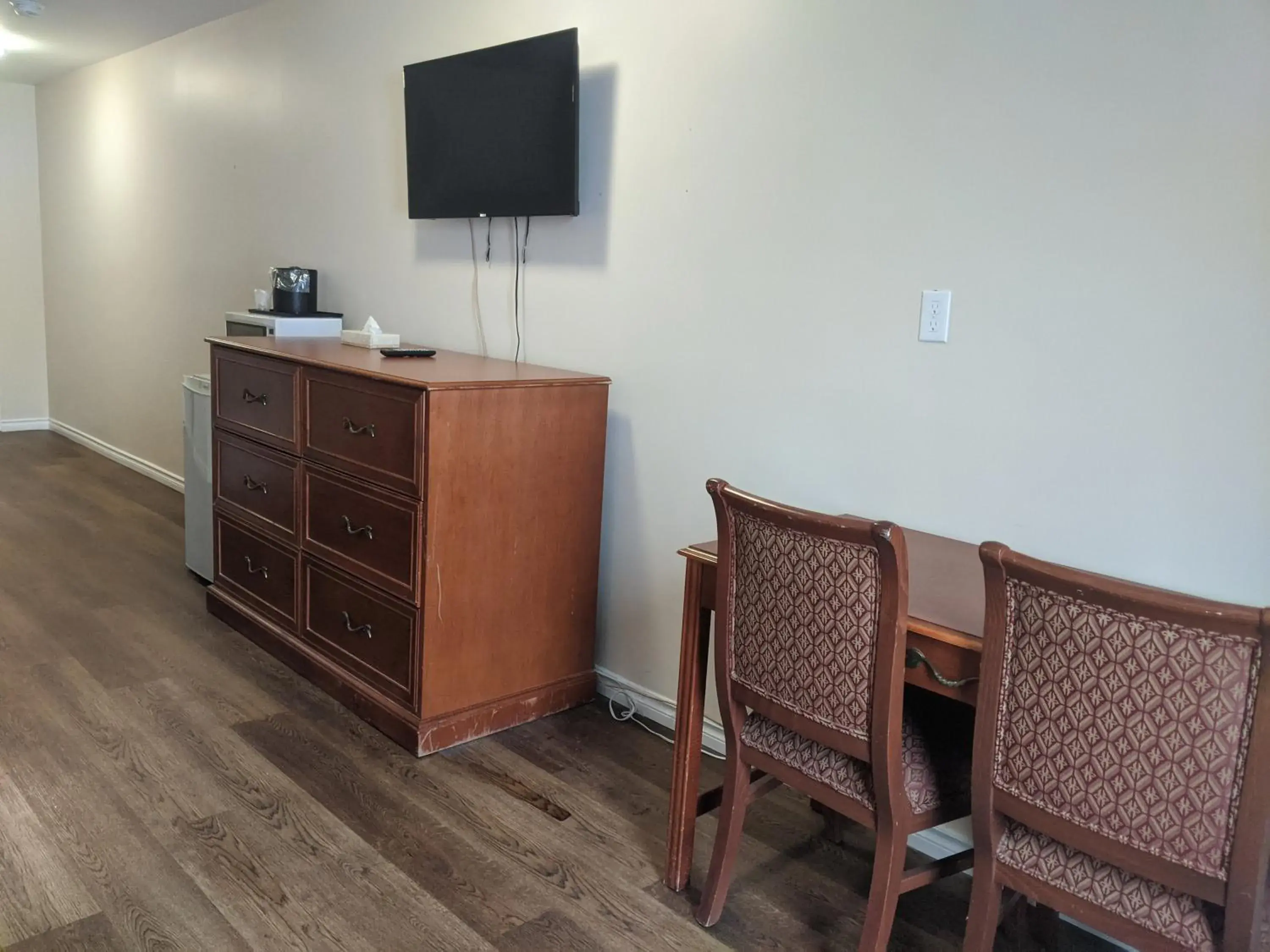 TV/Entertainment Center in Falls Lodge & Suites