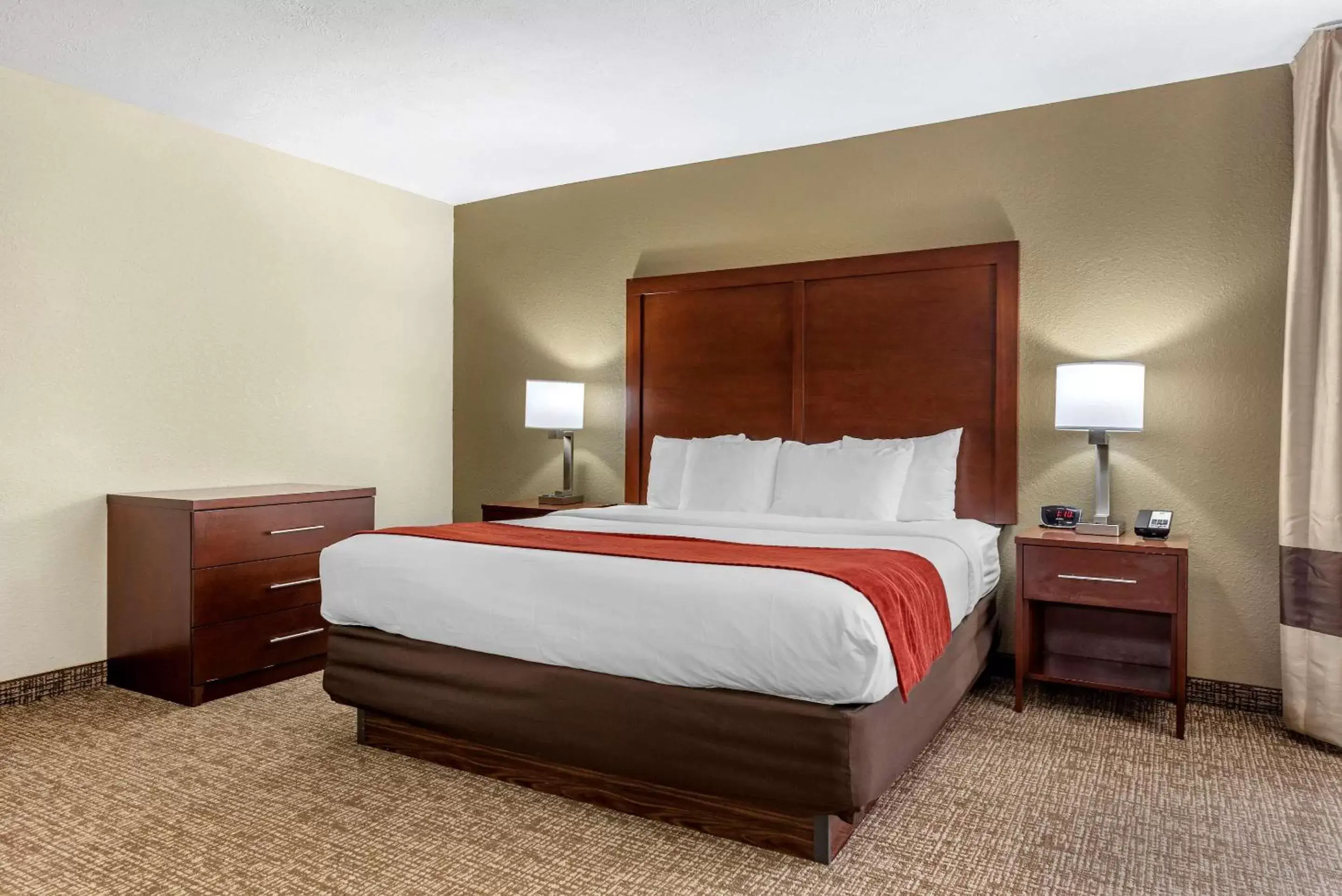Bedroom, Bed in Comfort Inn & Suites Cincinnati Eastgate