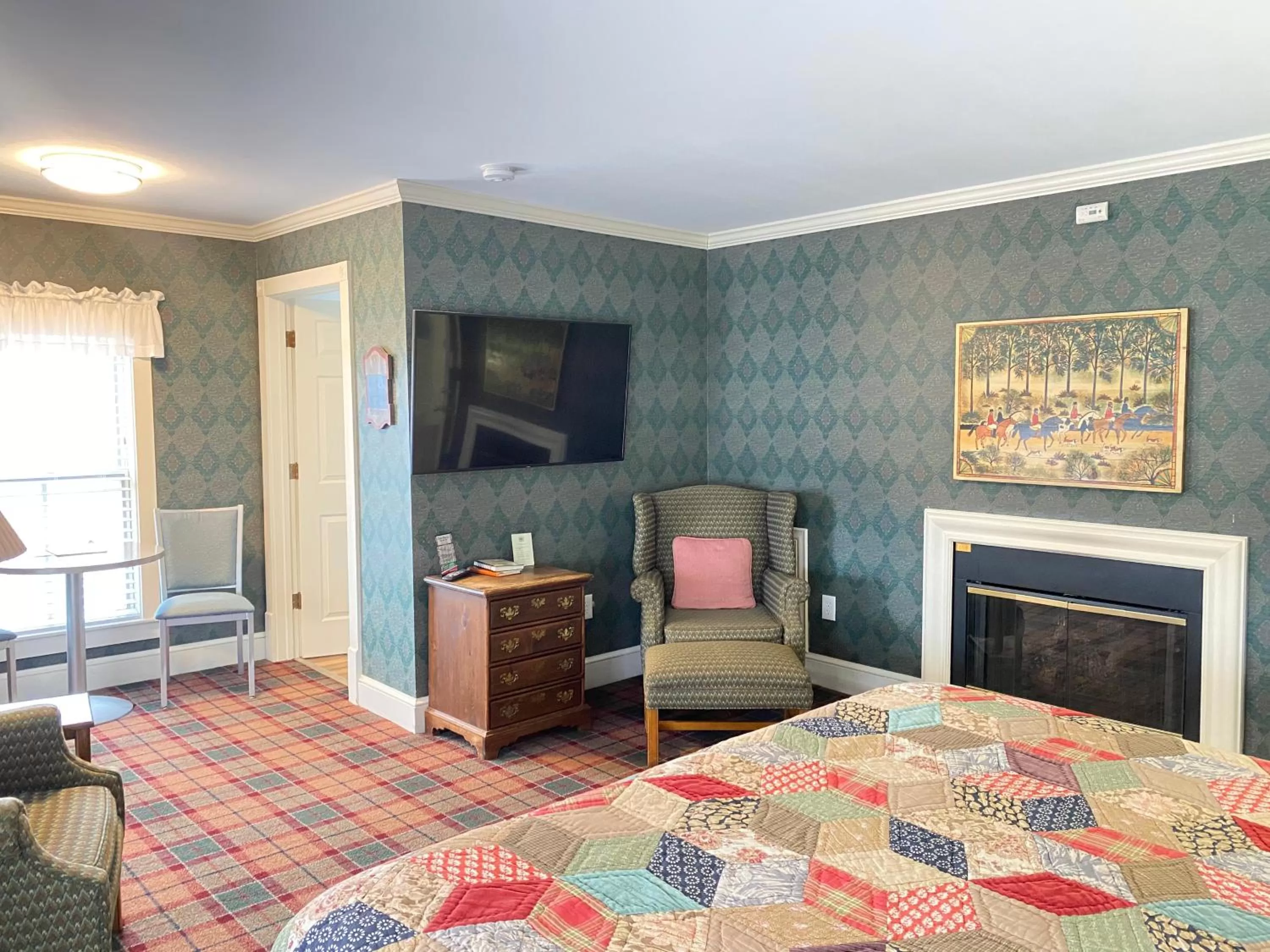 Bed in Harbor House Inn