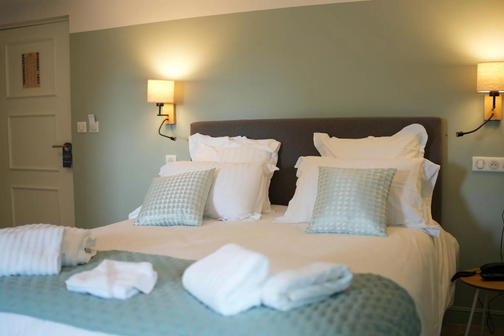 Property building, Bed in Hôtel Échappée en Baie - Parking privé gratuit