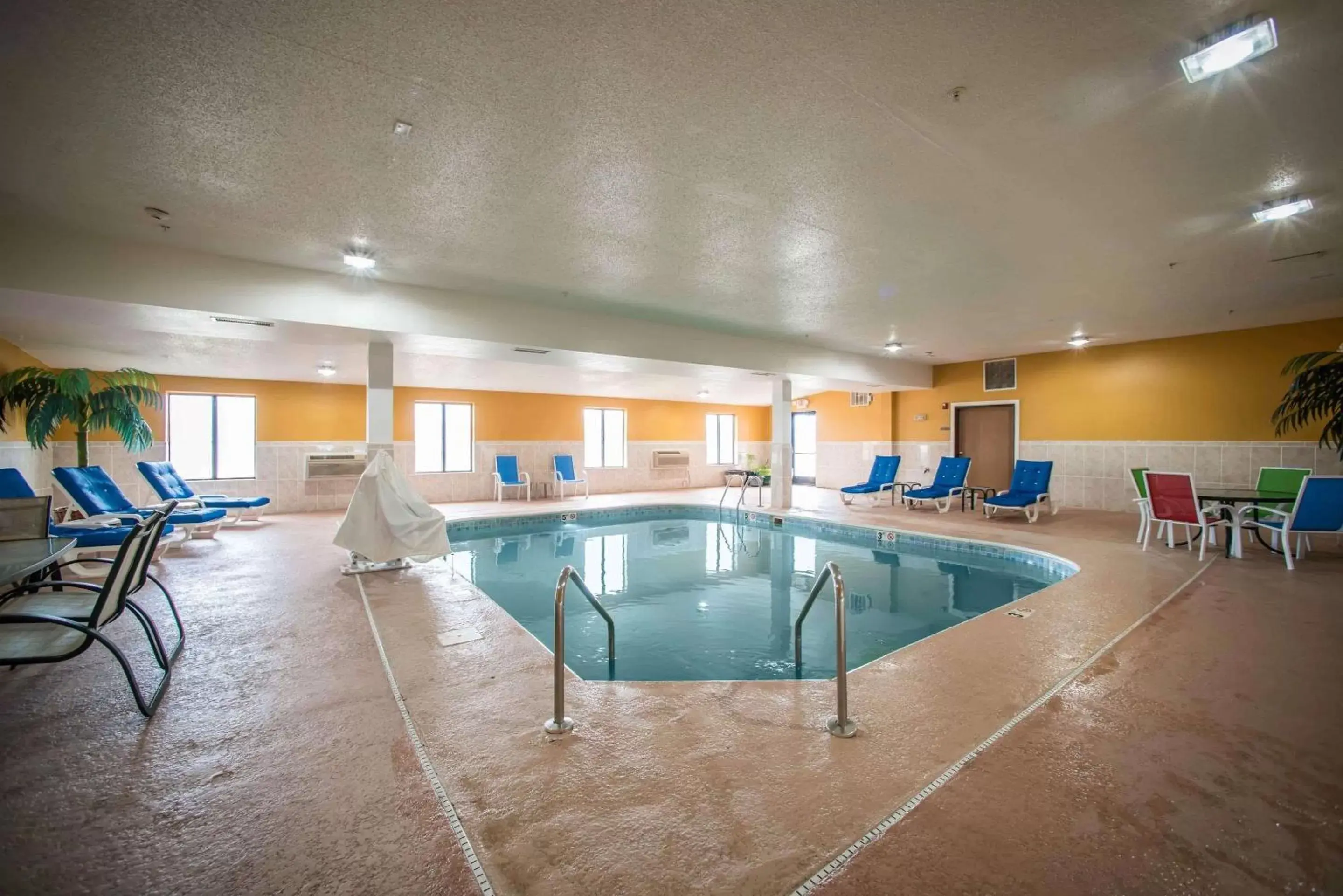 On site, Swimming Pool in Quality Inn Litchfield Route 66