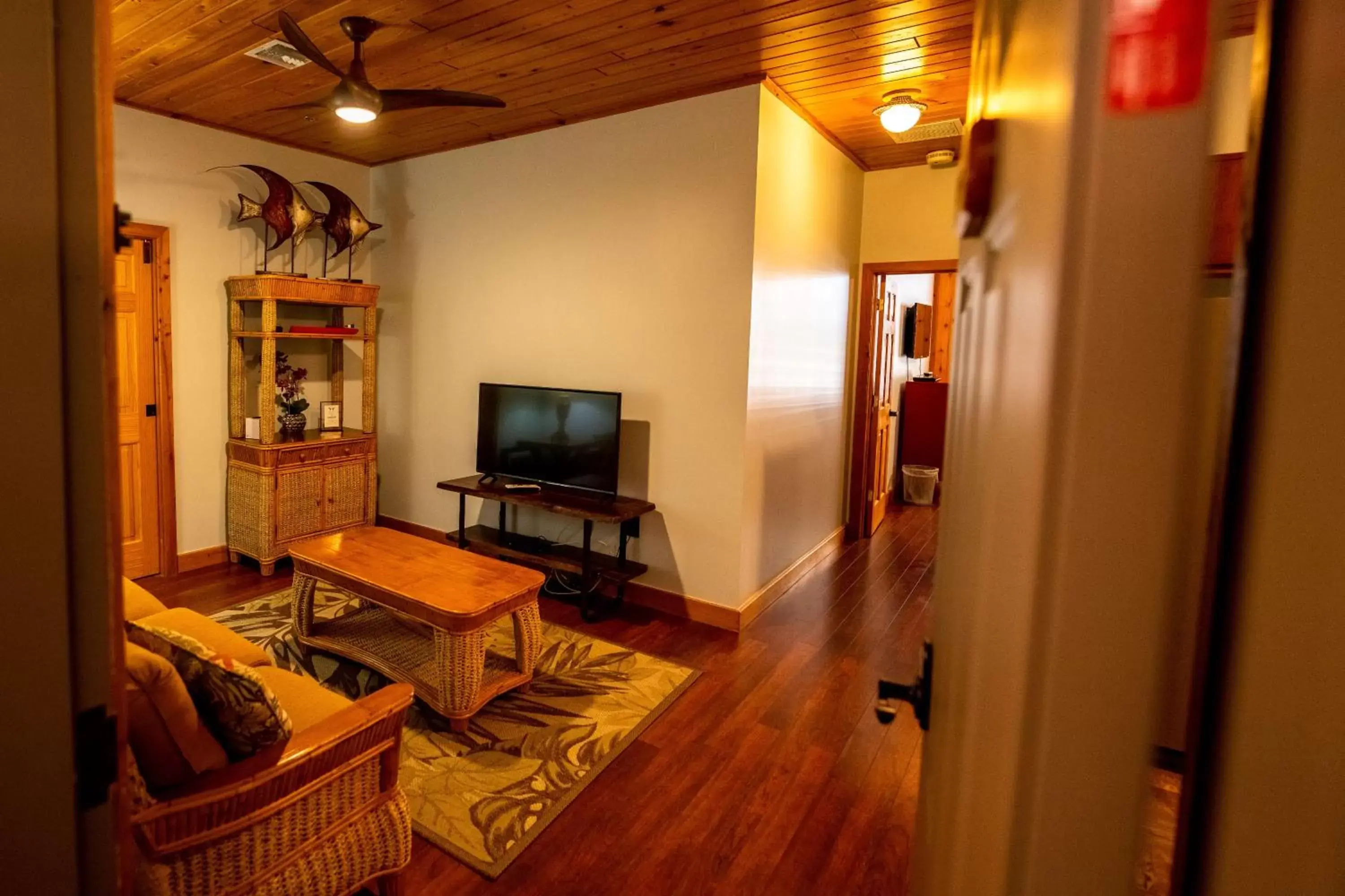 Facade/entrance, TV/Entertainment Center in Jensen Beach Inn