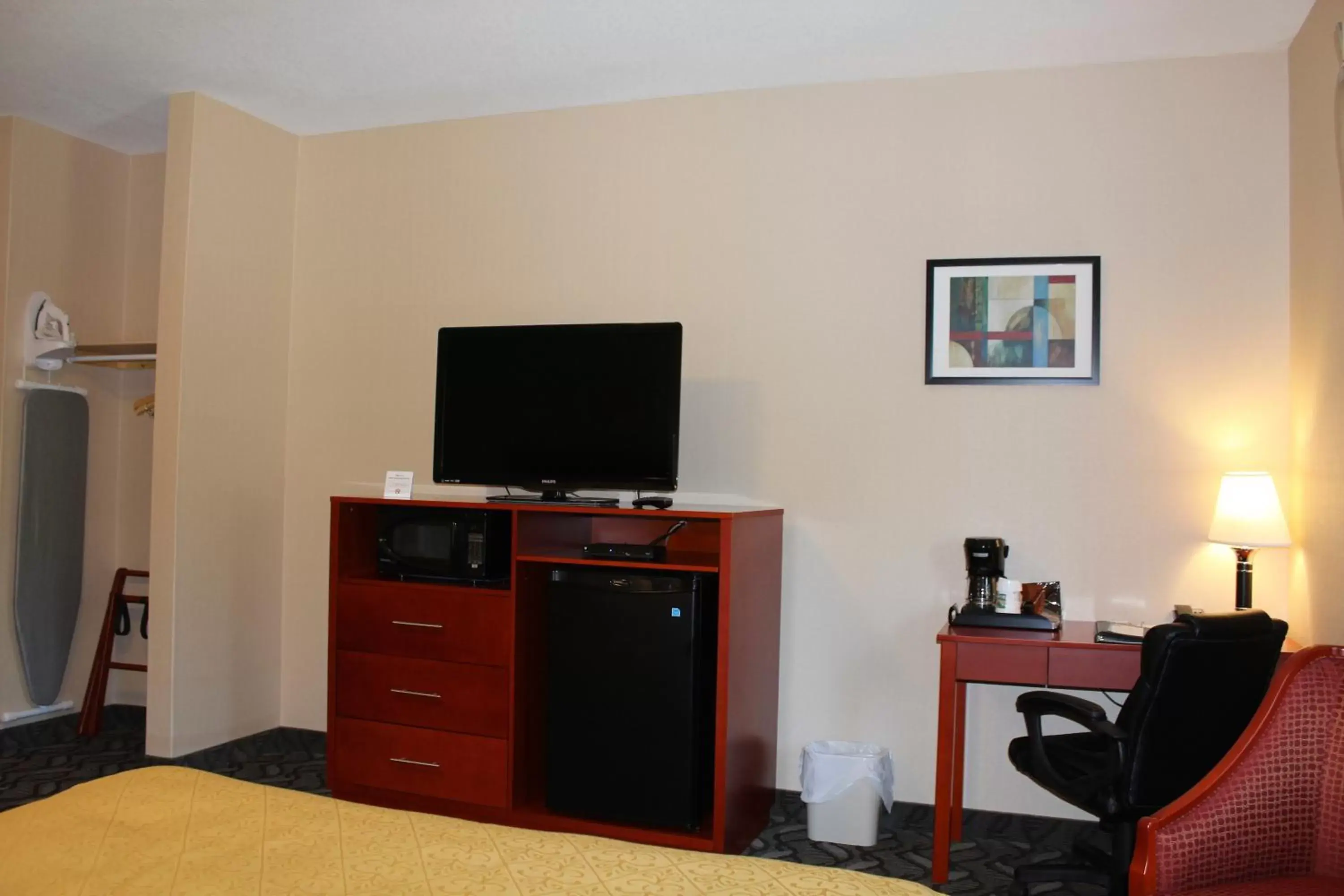 TV and multimedia, TV/Entertainment Center in Quality Inn Southampton