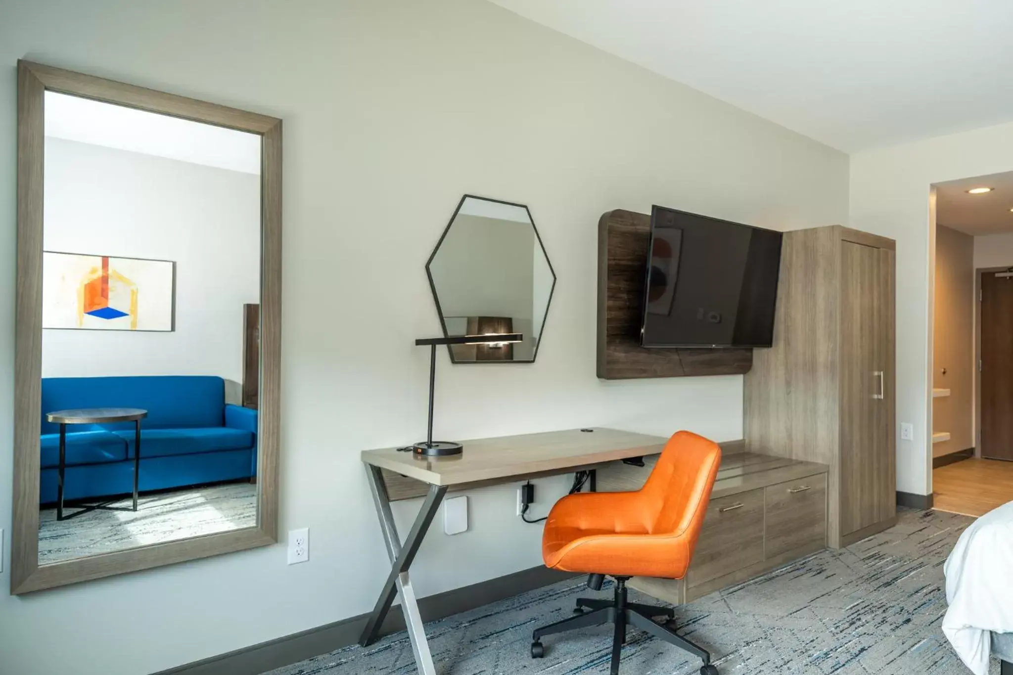 Seating area, TV/Entertainment Center in Holiday Inn Express & Suites Charlottesville, an IHG Hotel