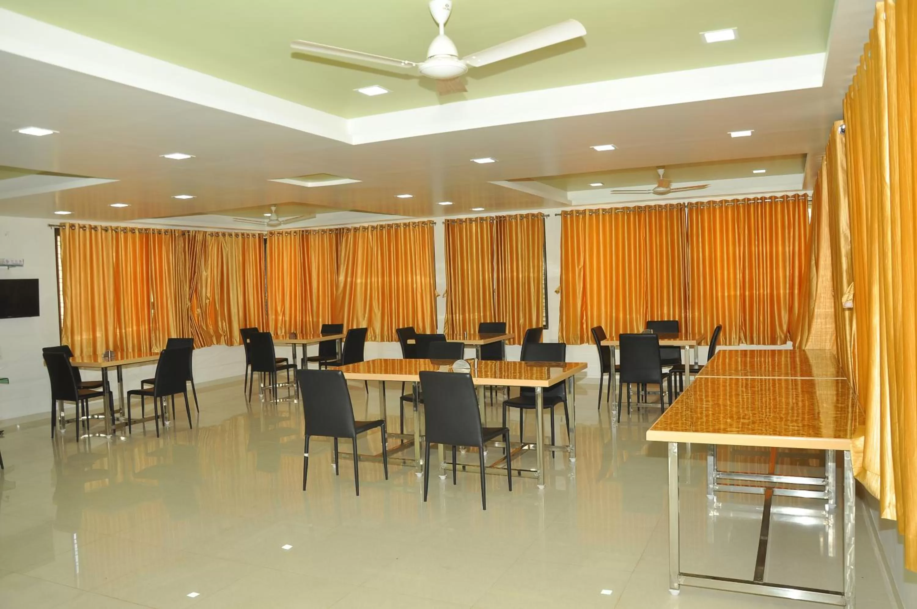 Restaurant/places to eat in Hotel Shiva's Inn