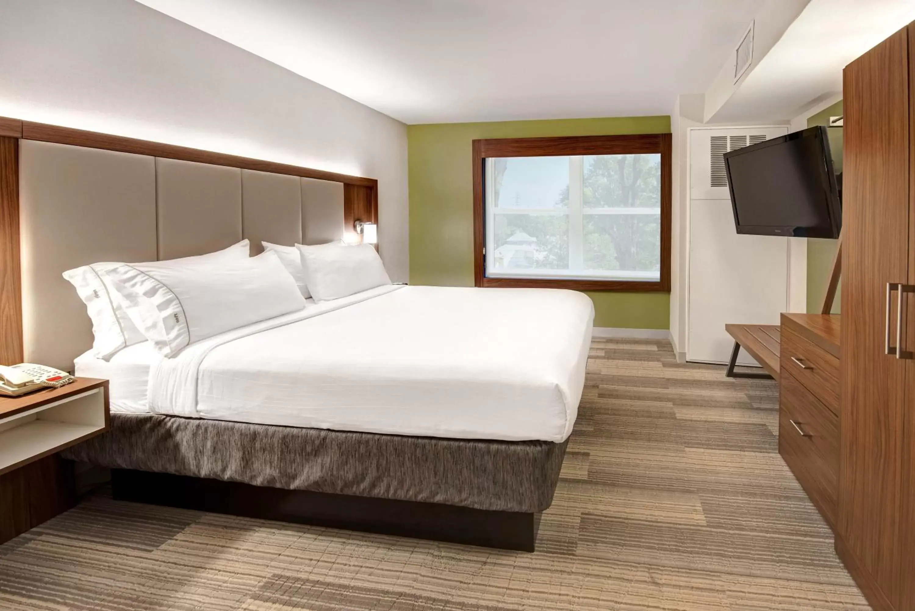 Photo of the whole room, Bed in Holiday Inn Express Woodbridge, an IHG Hotel