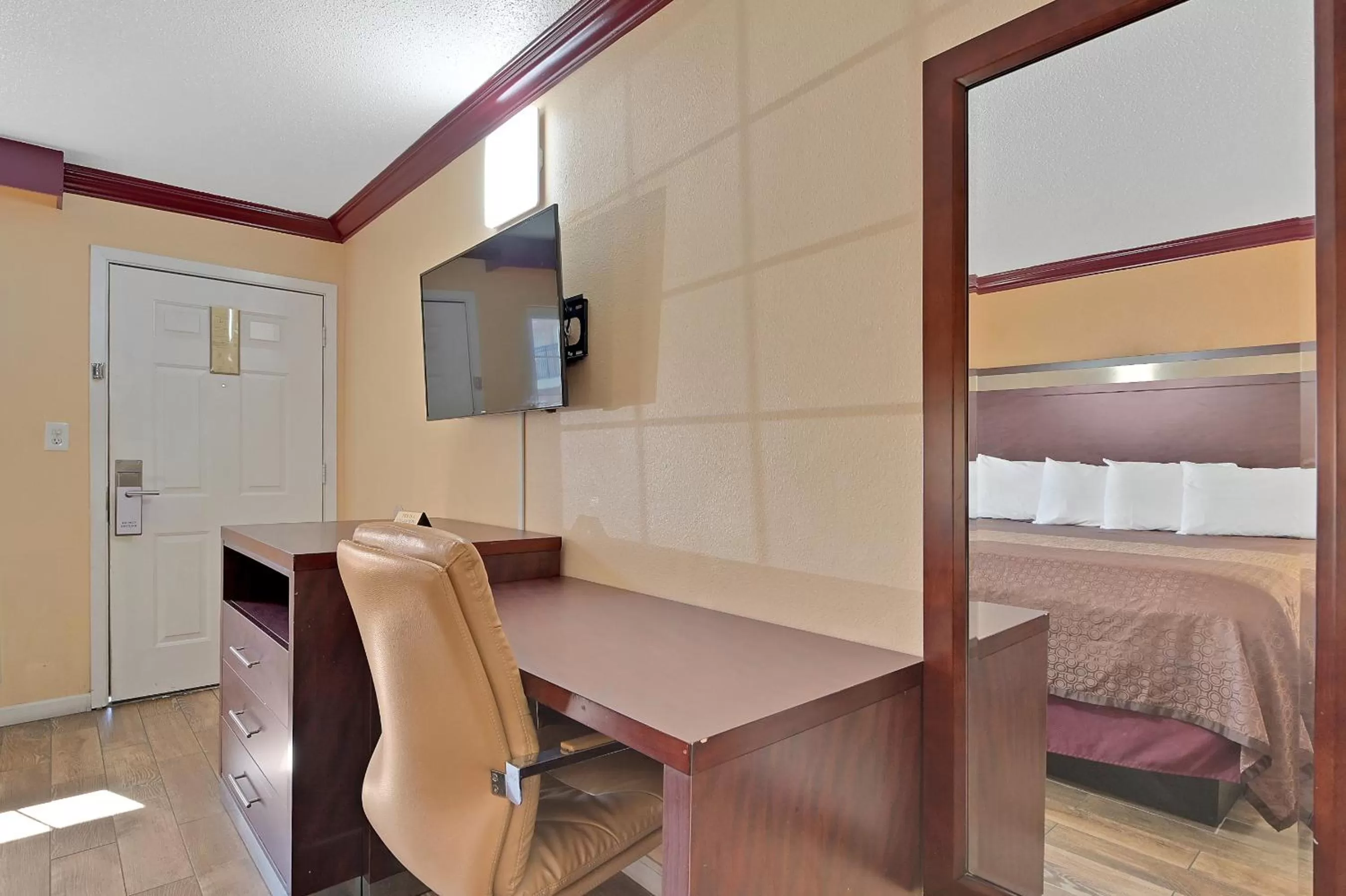 Bed in Americas Deluxe Inn- Marysville